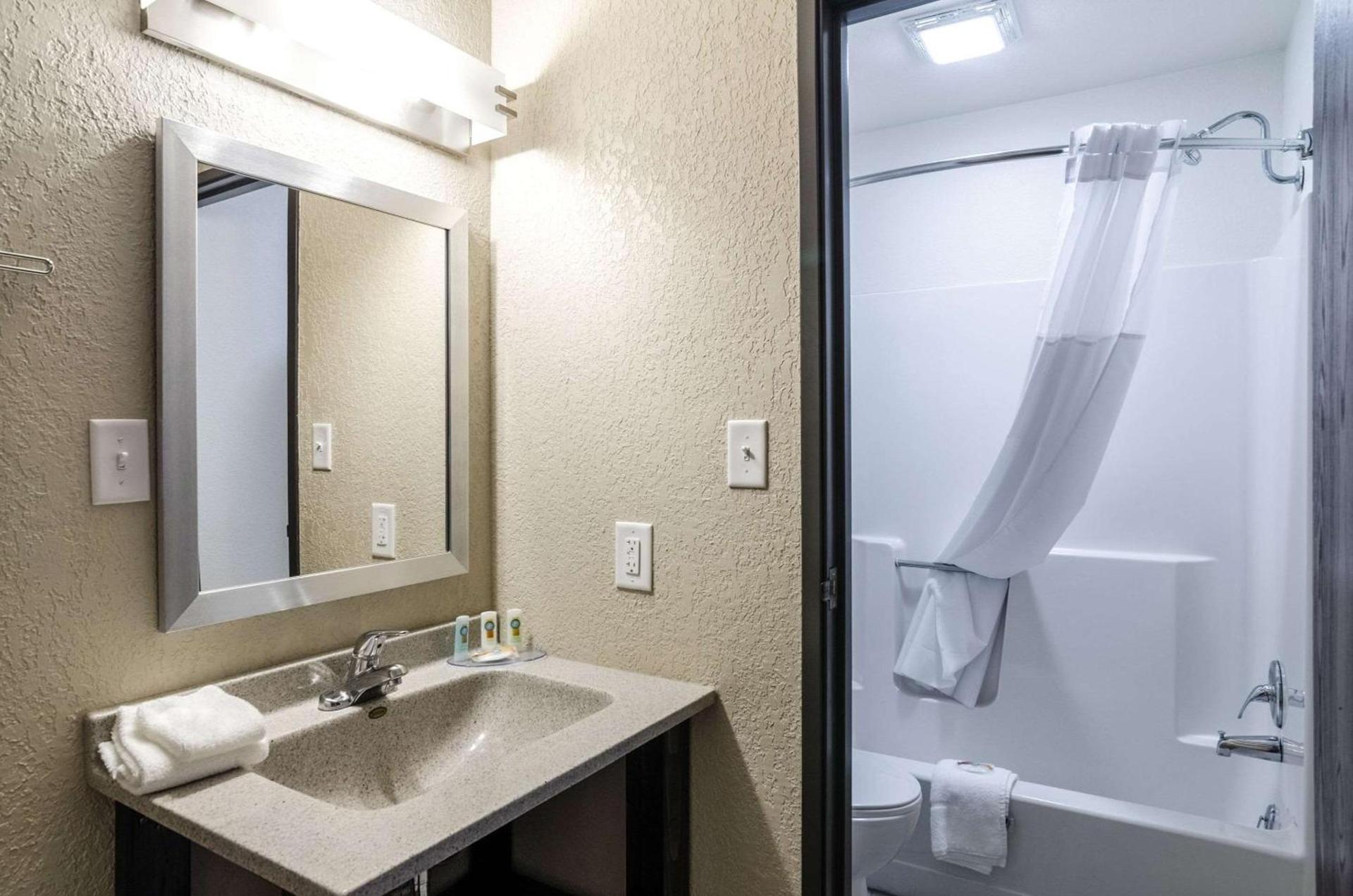 Quality Inn Great Bend photo 17