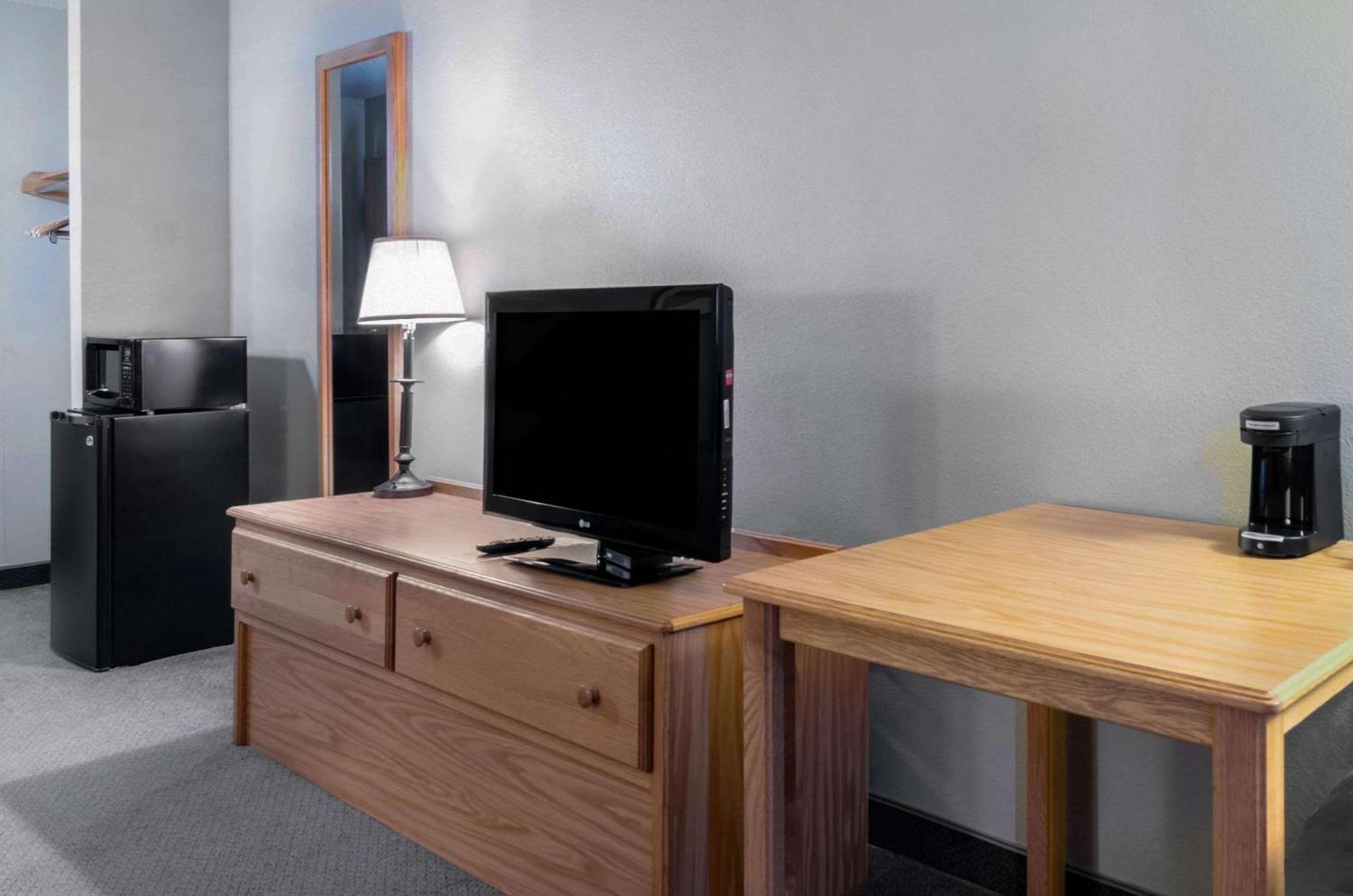 Rodeway Inn Hesston photo 8