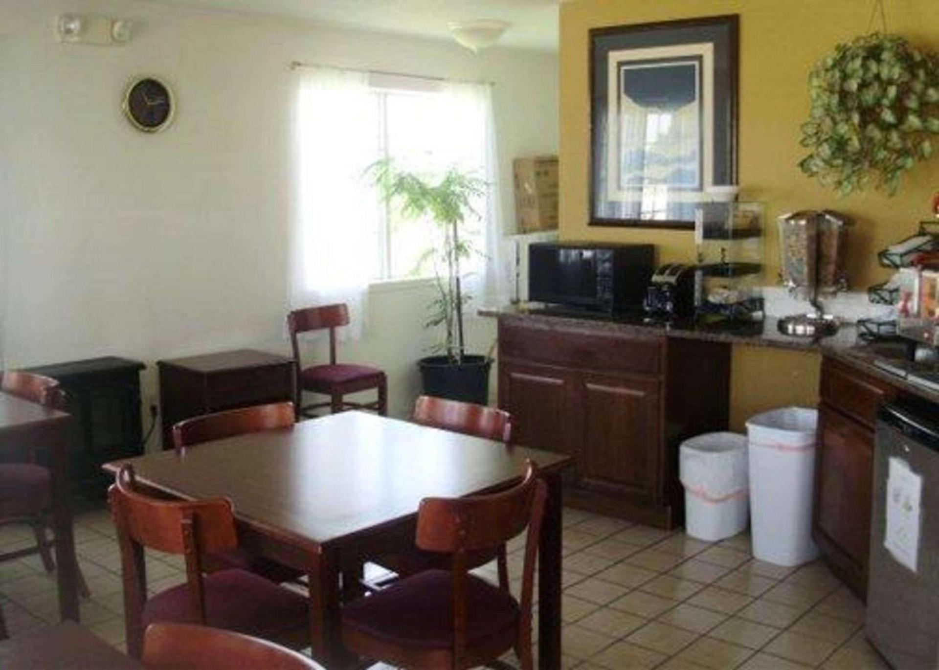 Rodeway Inn photo 6