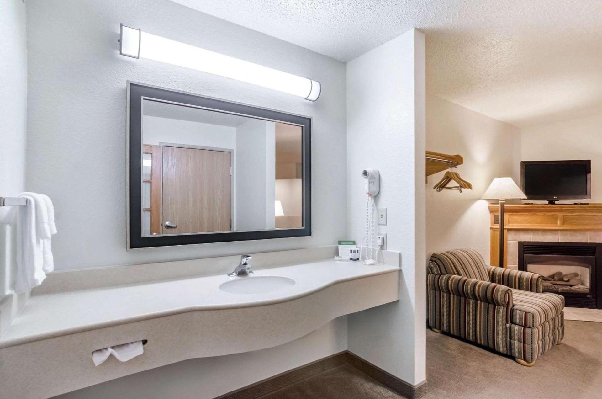 Rodeway Inn Hesston photo 19