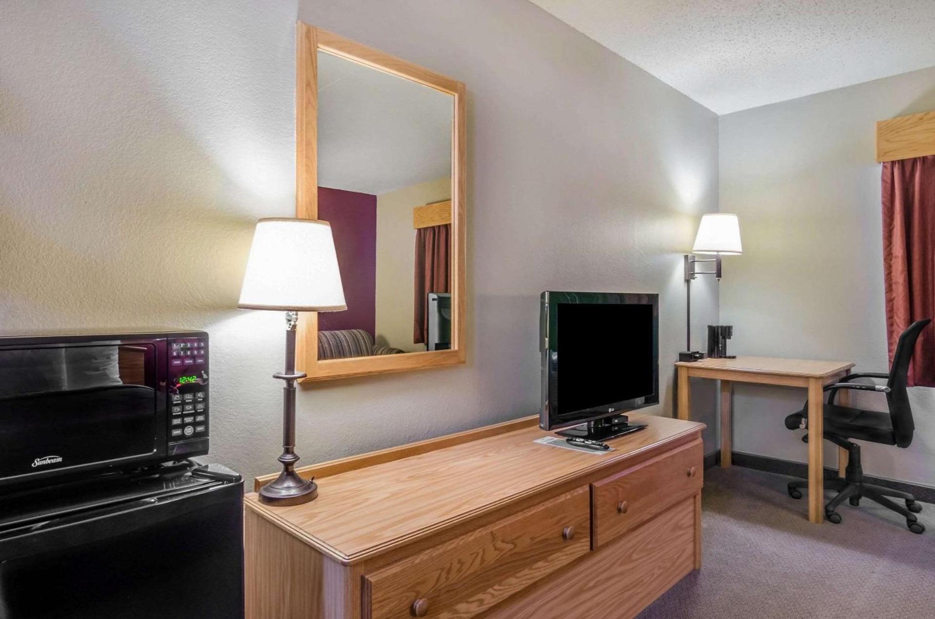 Rodeway Inn Hesston photo 16