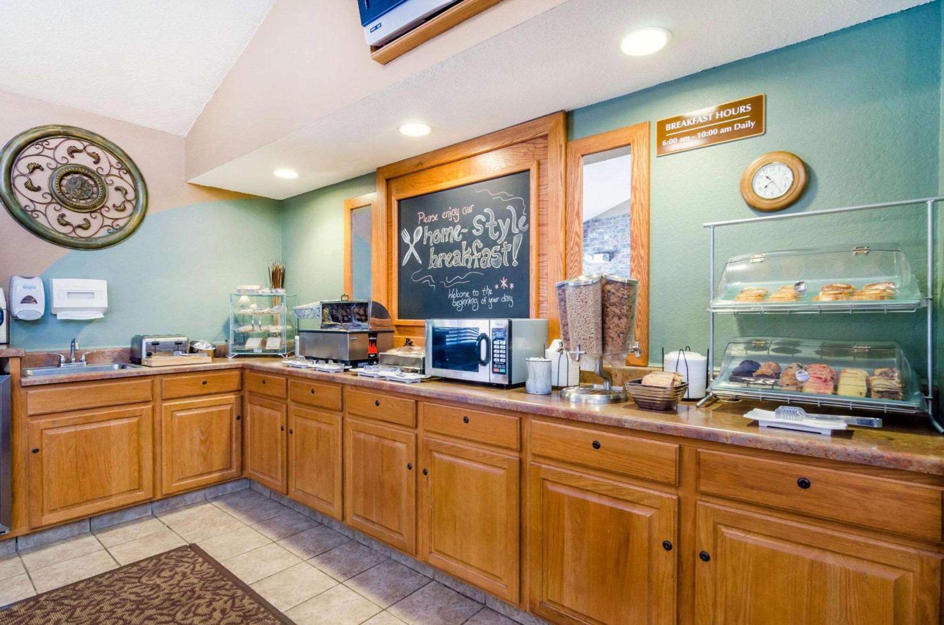 Rodeway Inn Hesston photo 36