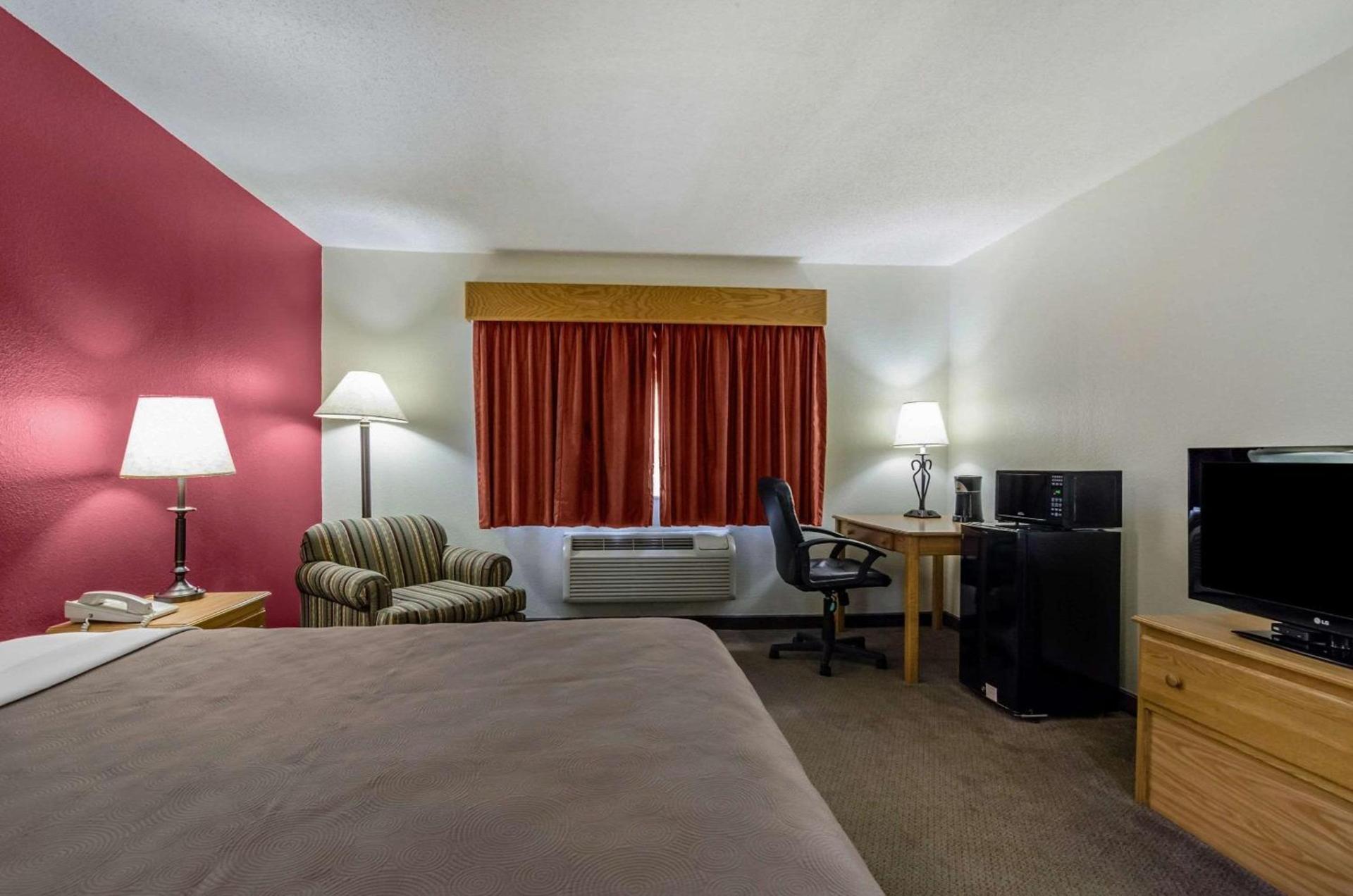 Rodeway Inn Hesston photo 13
