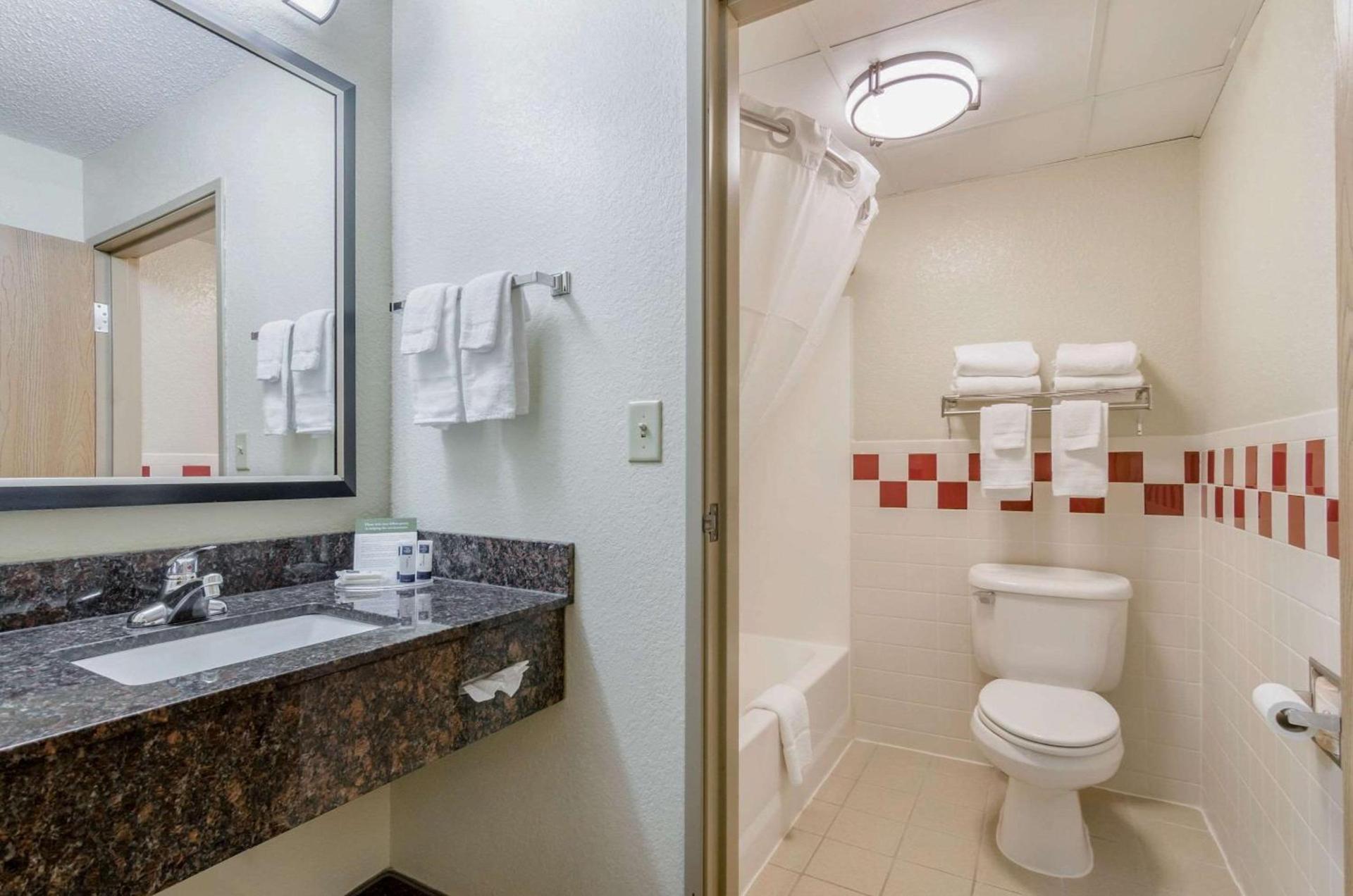 Rodeway Inn Hesston photo 18