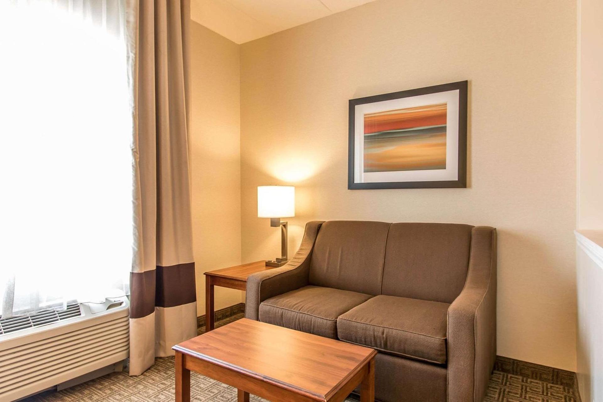 Comfort Suites Richmond photo 12