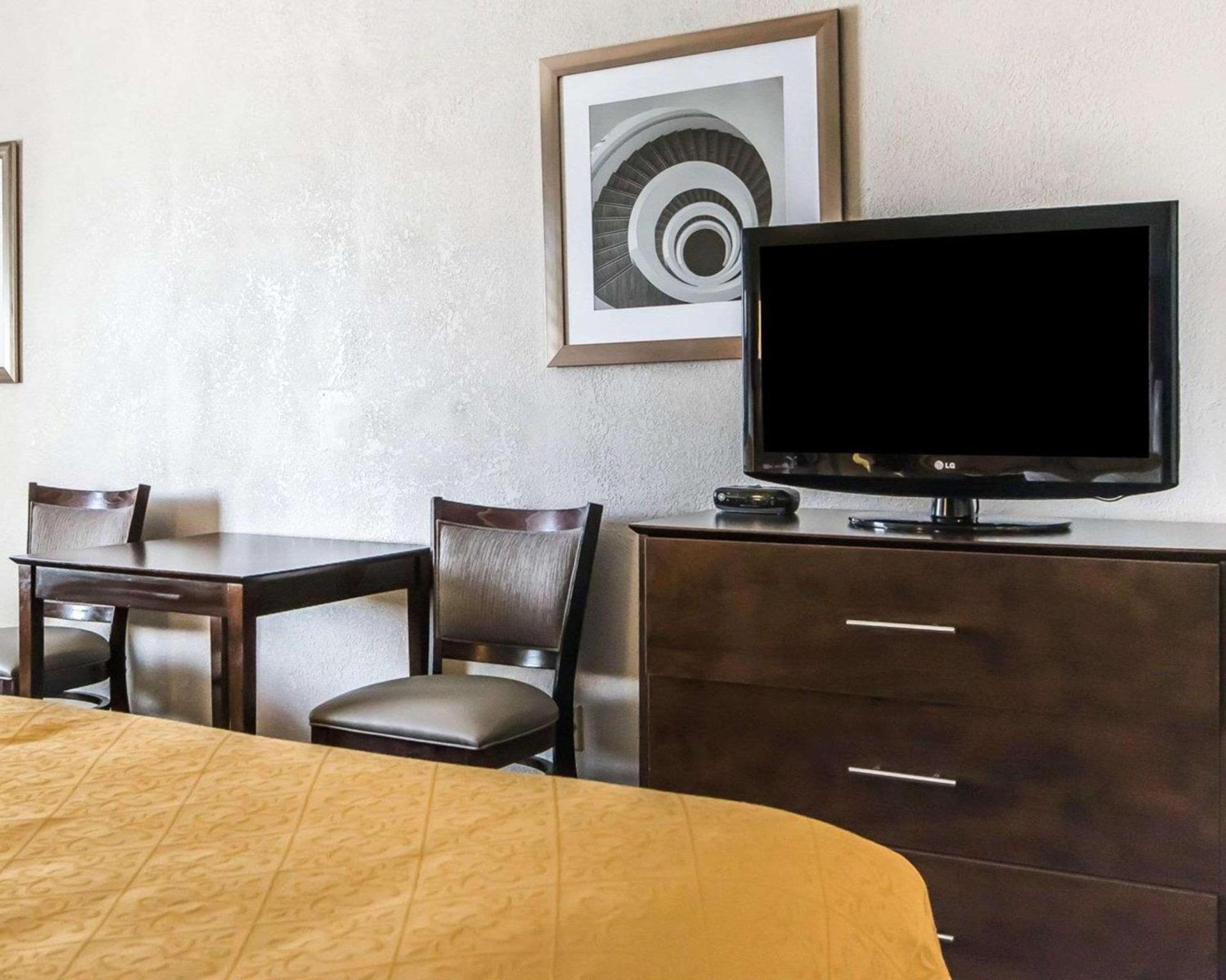 Quality Inn & Suites University-Airport photo 4