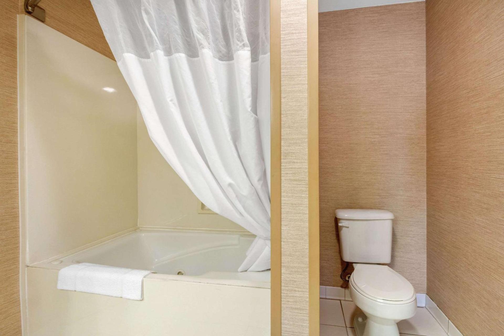 Quality Inn & Suites Benton - Draffenville photo 21