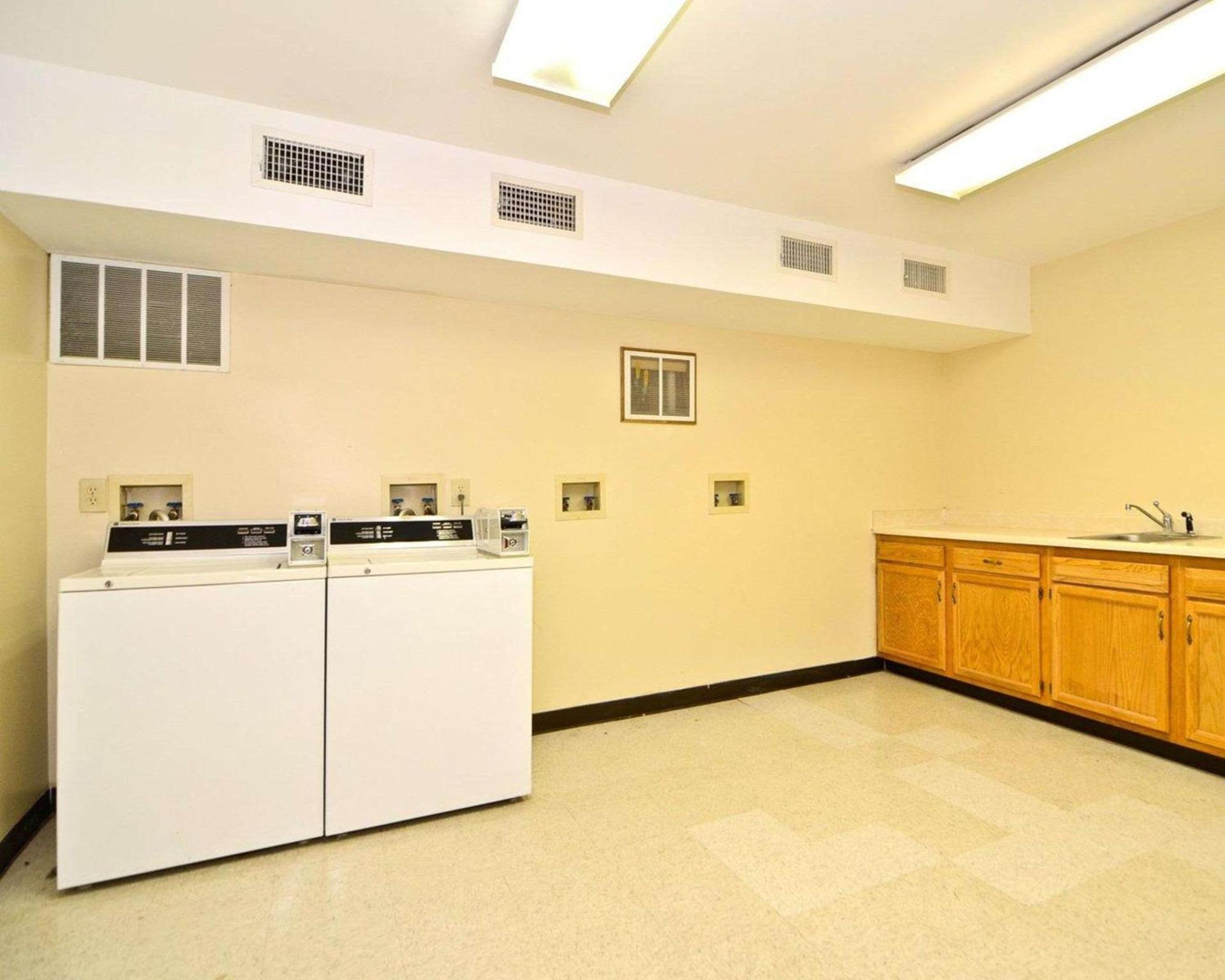 Quality Inn & Suites University-Airport photo 16