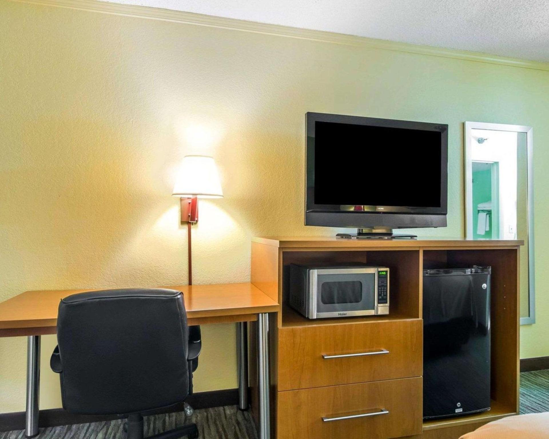 Econo Lodge Franklin South photo 17