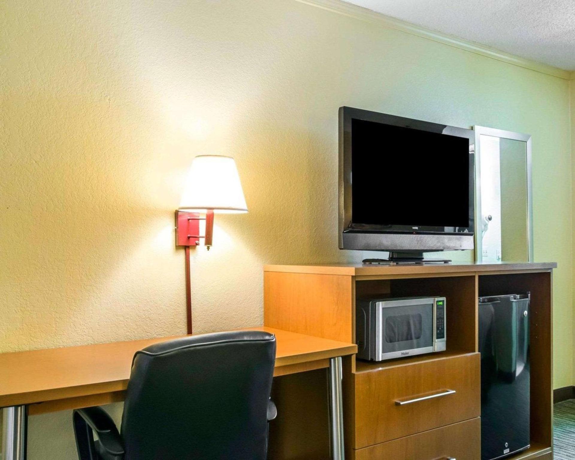 Econo Lodge Franklin South photo 23