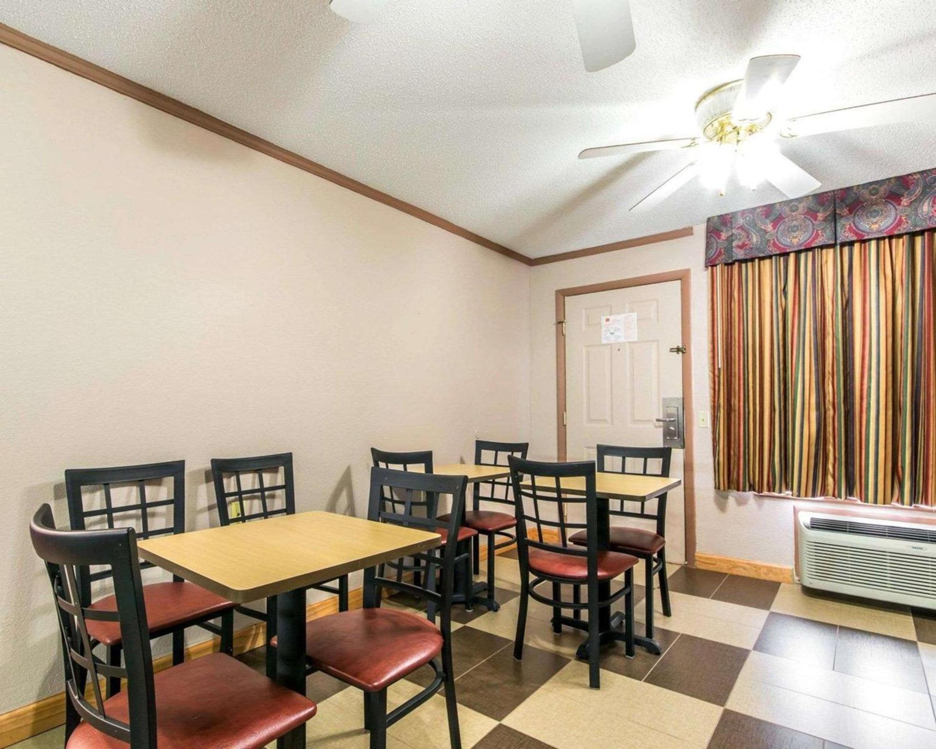 Econo Lodge Franklin South photo 27