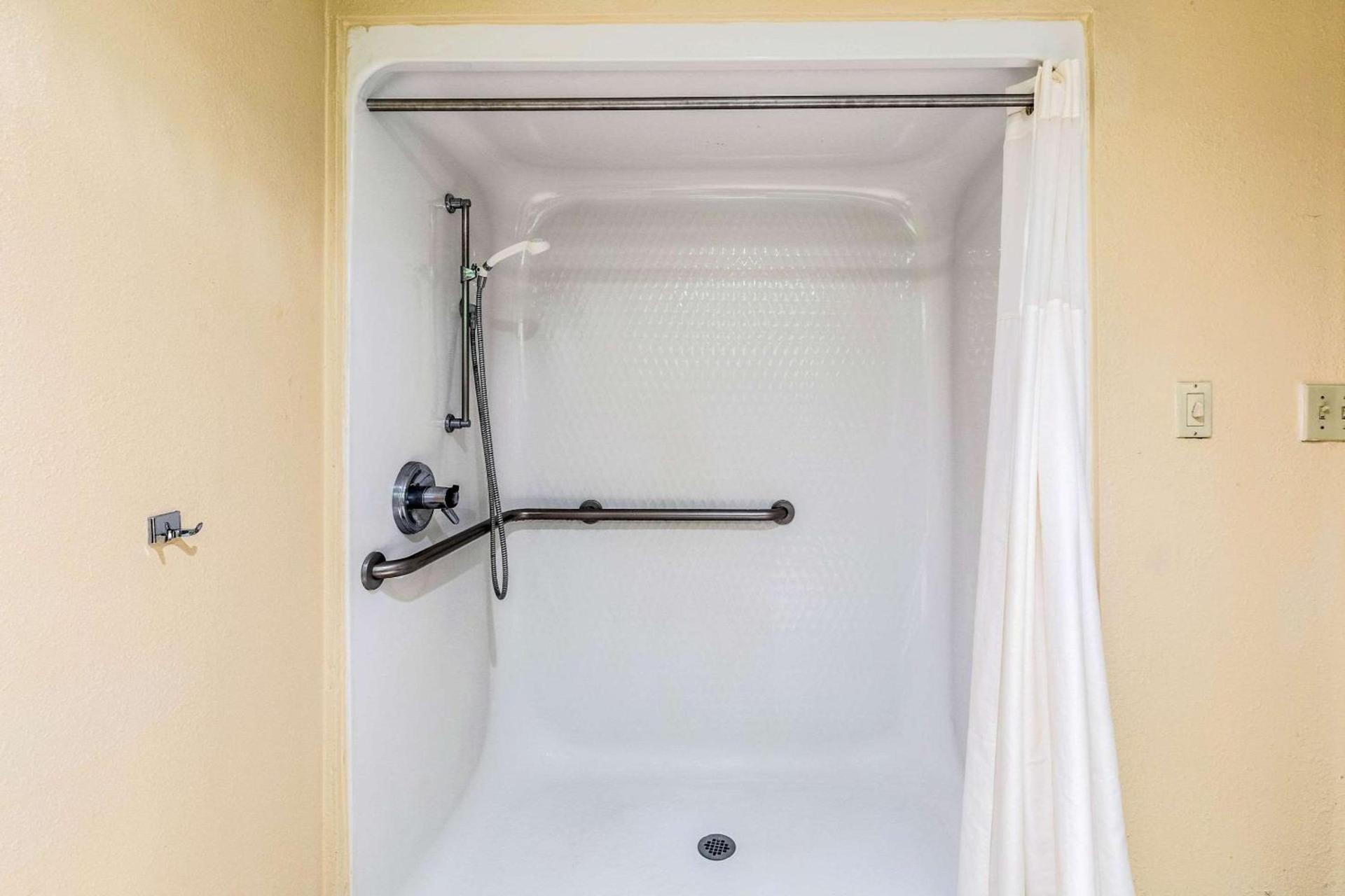 Quality Inn Alexandria photo 42