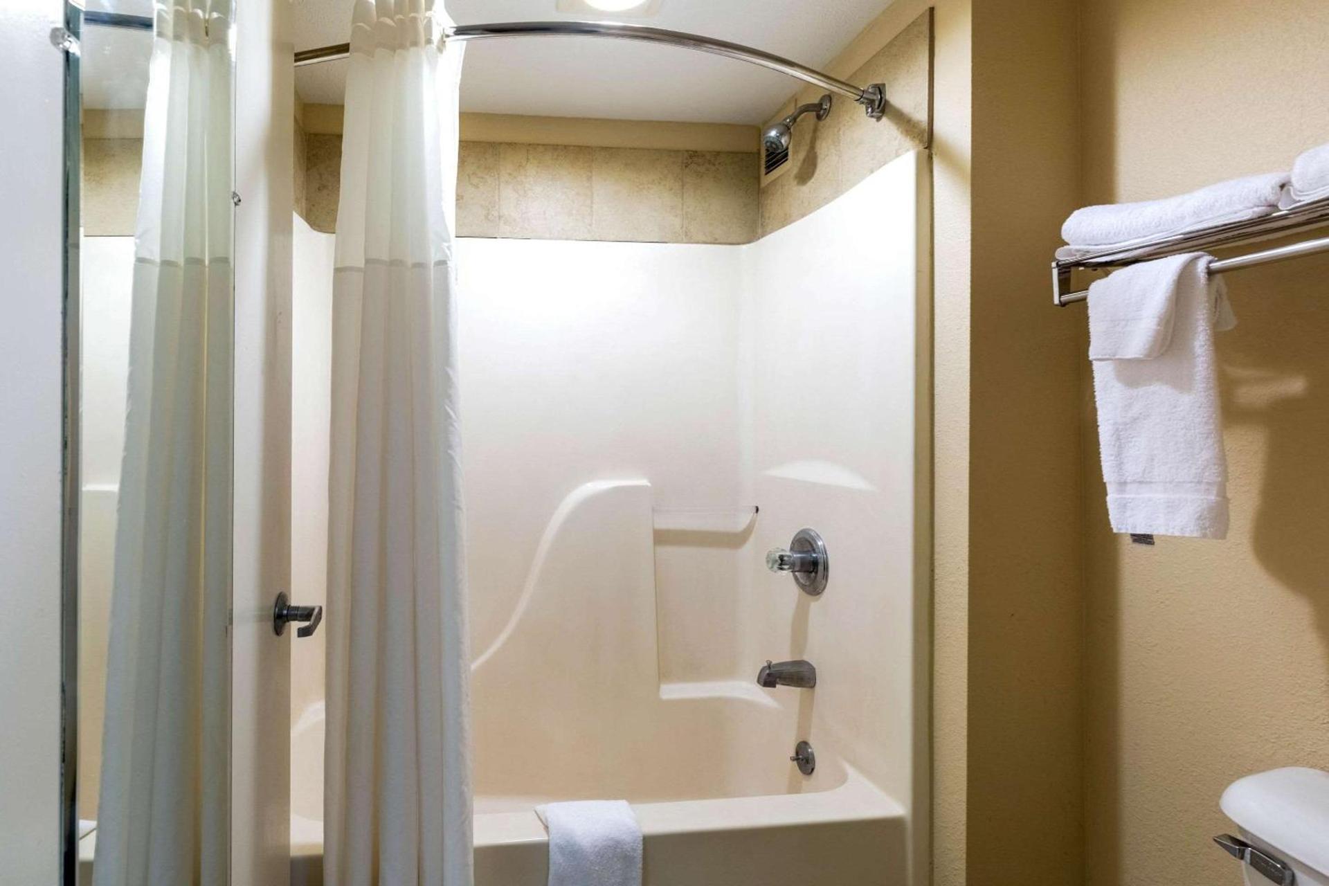Quality Inn Alexandria photo 11