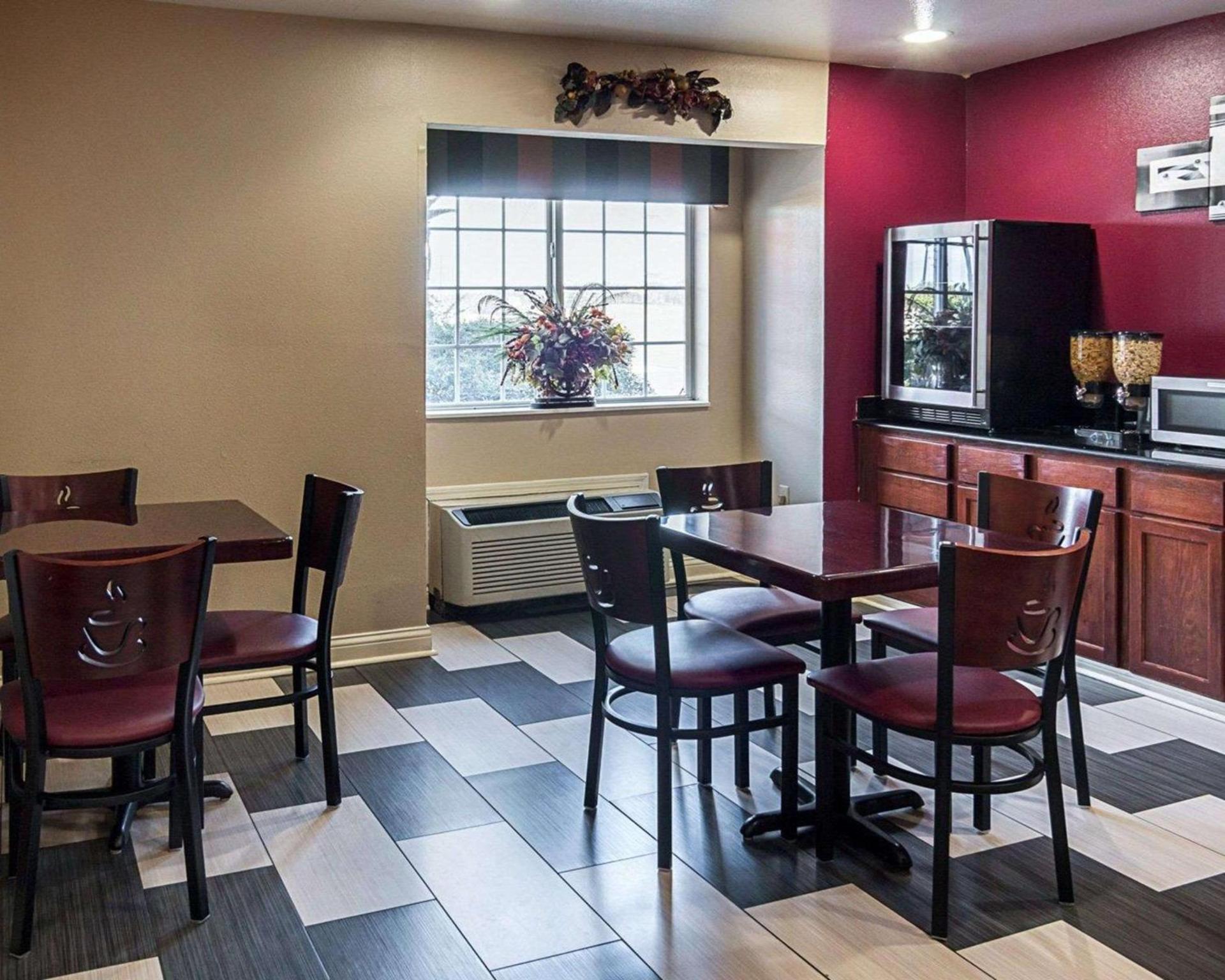 Econo Lodge Inn & Suites Natchitoches photo 27