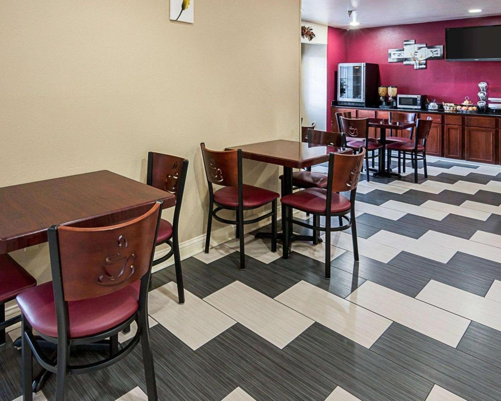 Econo Lodge Inn & Suites Natchitoches photo 26