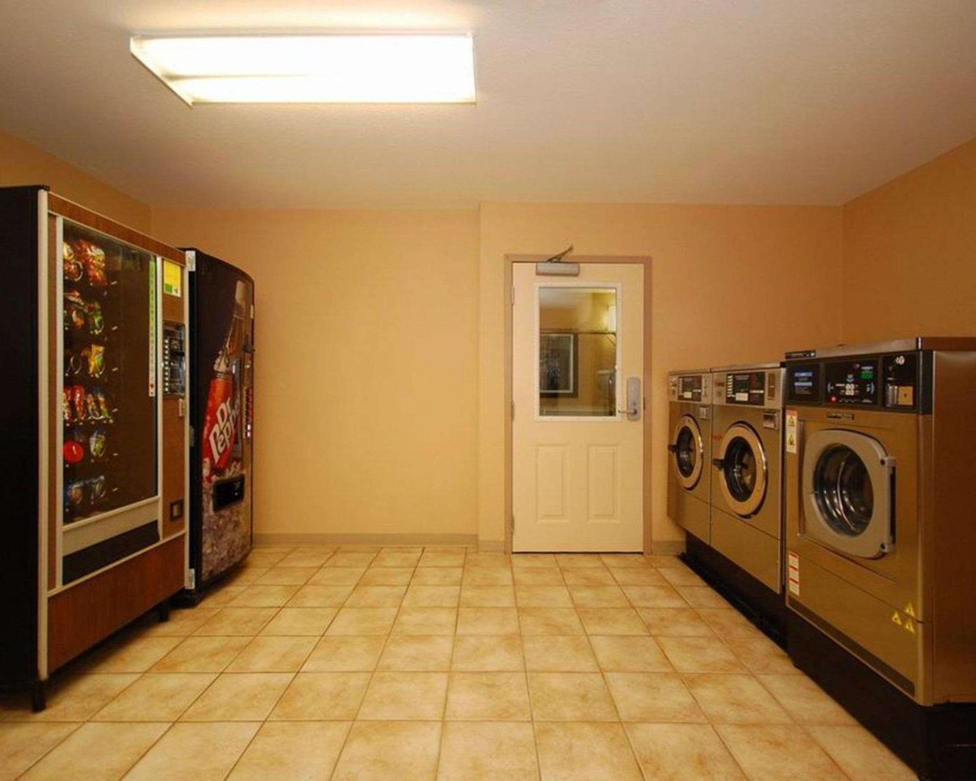 Suburban Studios Avondale photo 22