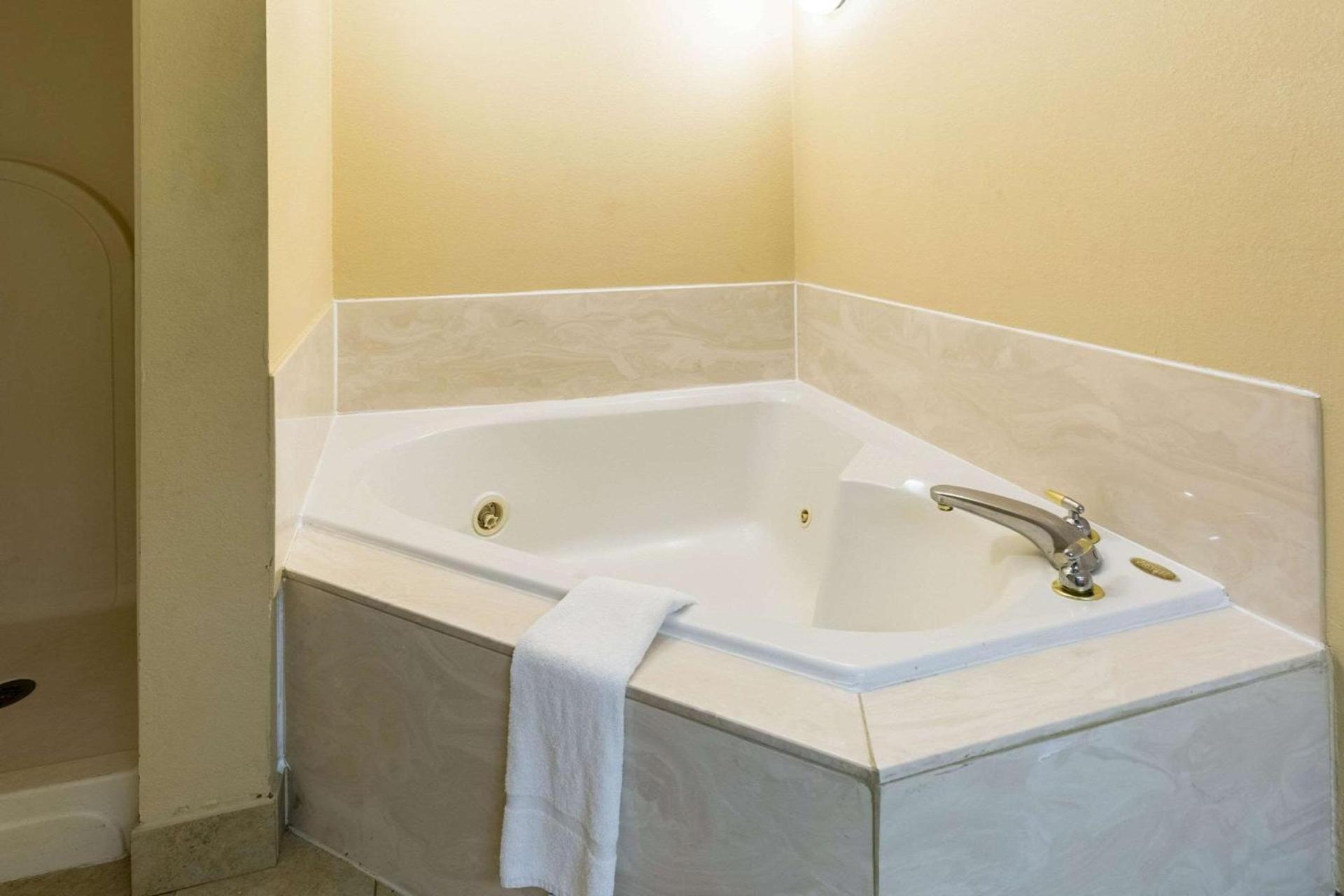 Quality Inn Alexandria photo 20