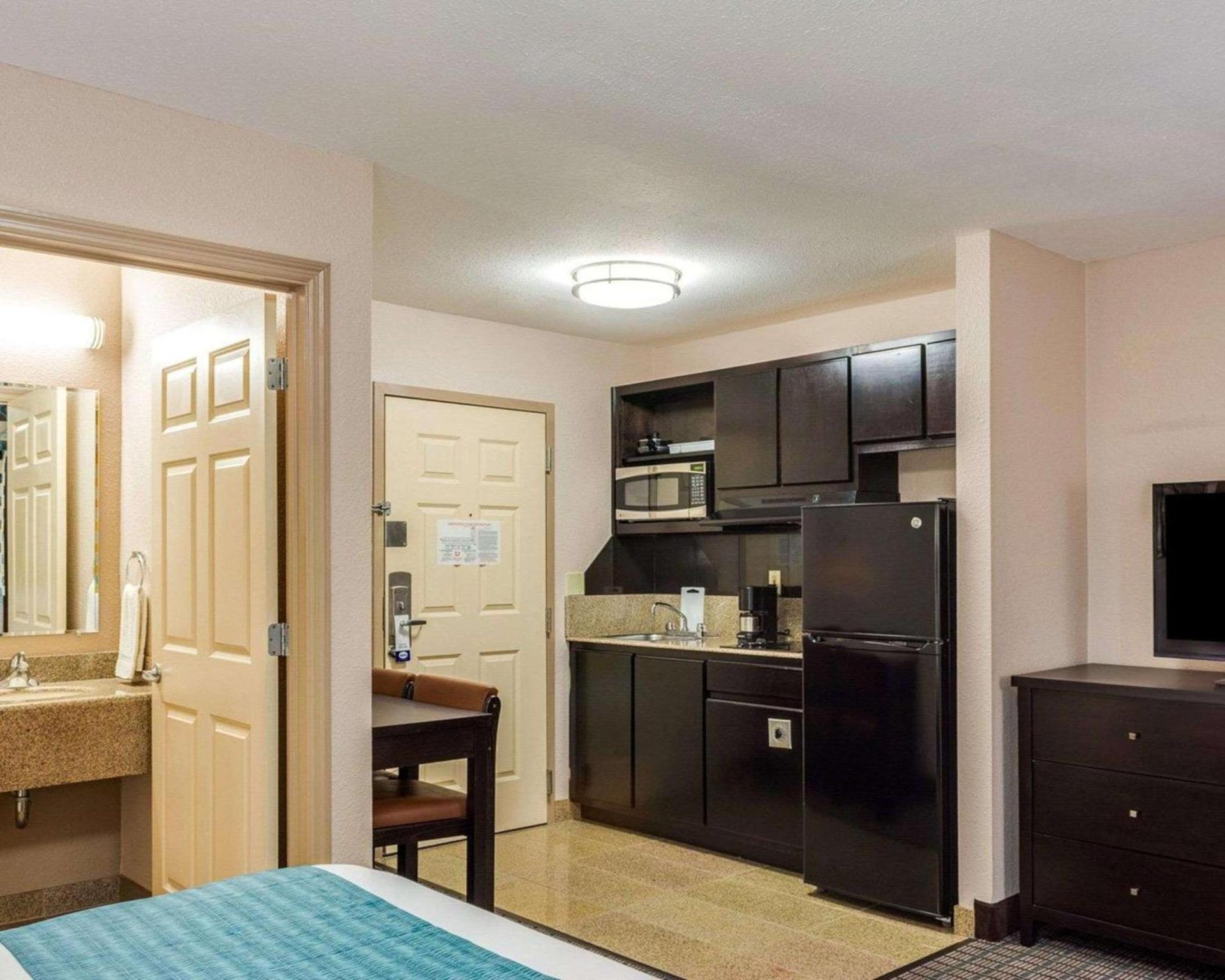 Suburban Studios Avondale photo 8