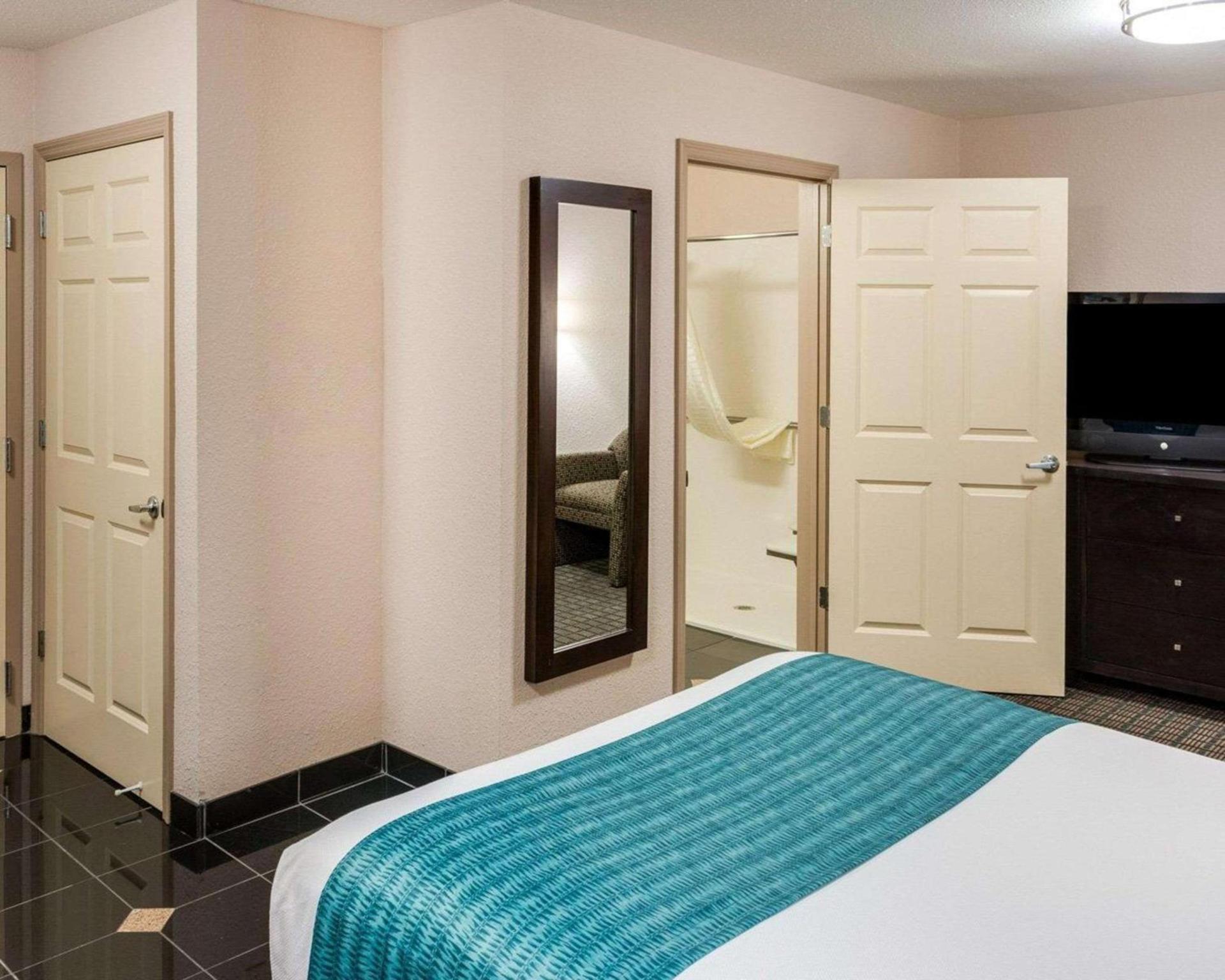 Suburban Studios Avondale photo 18