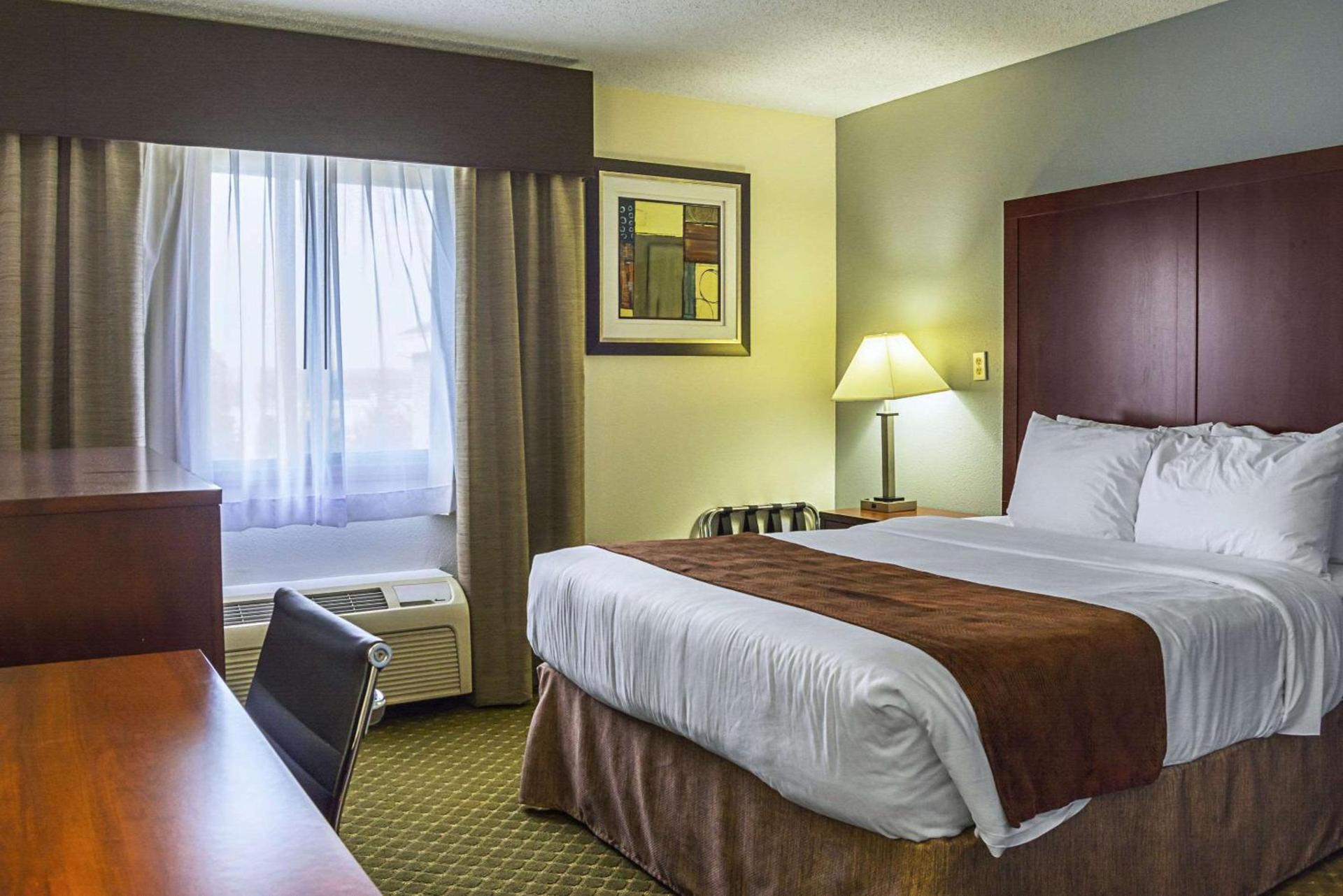 Quality Inn & Suites Clackamas - Portland photo 9