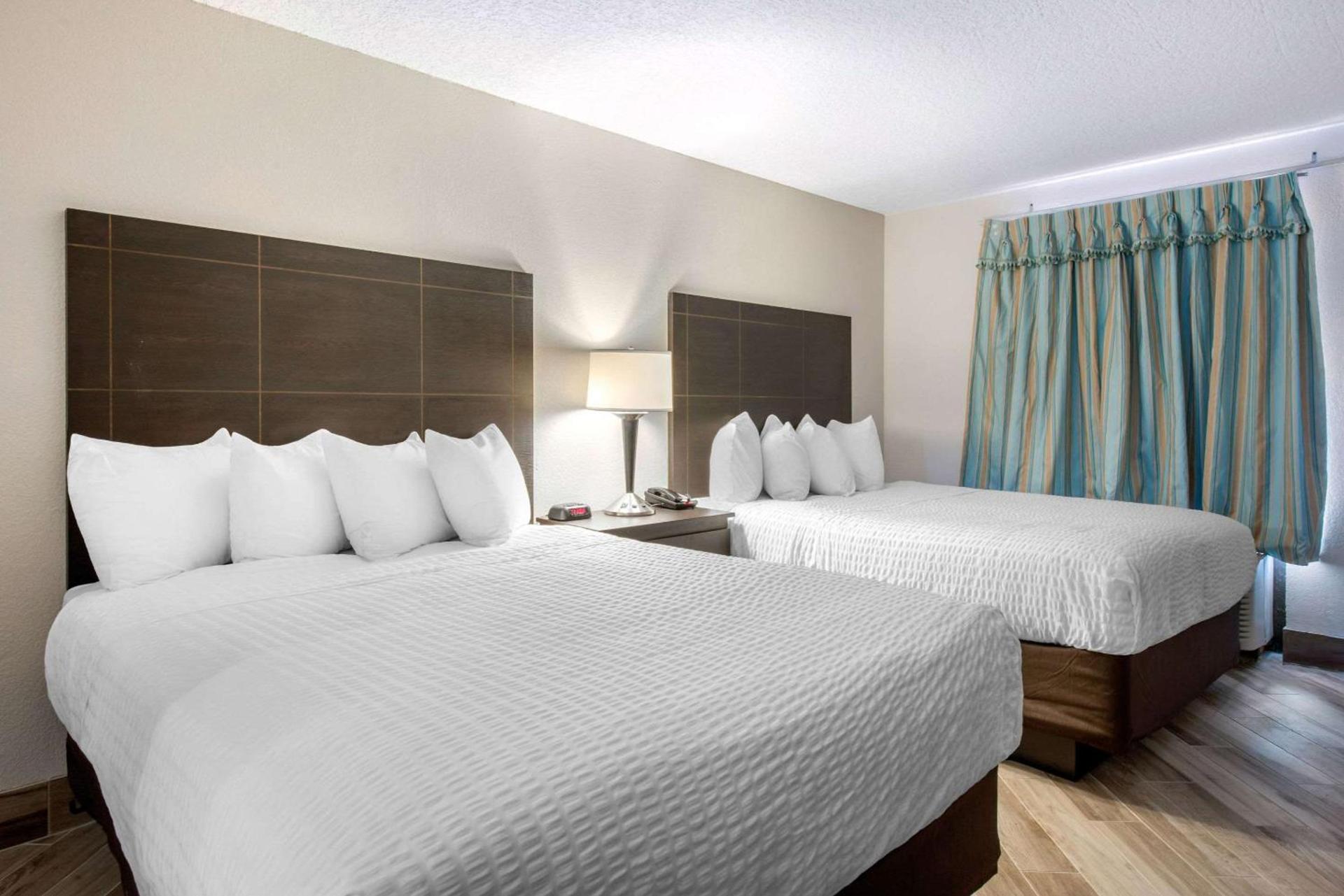 Clarion Inn & Suites Kissimmee-Lake Buena Vista South photo 13