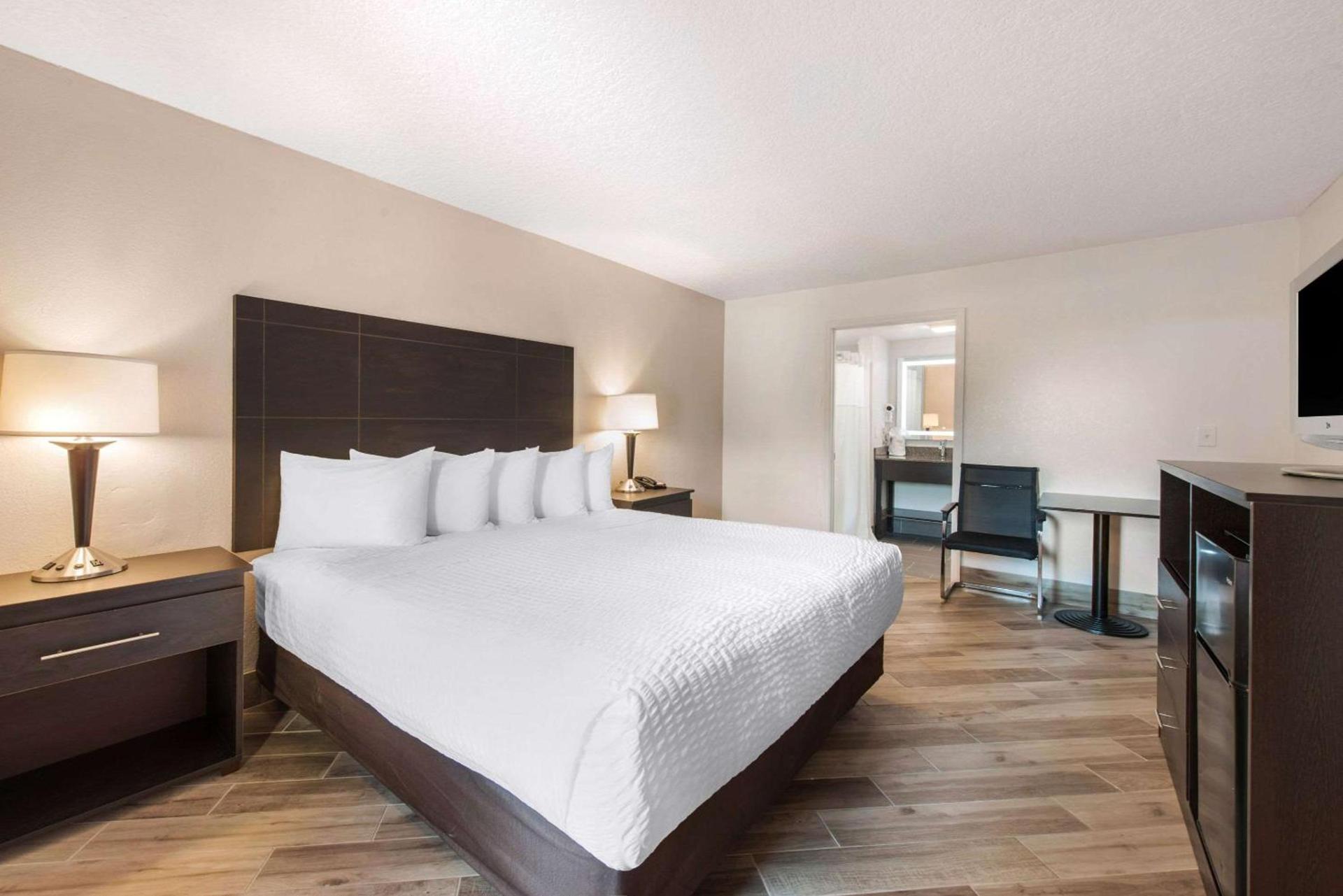 Clarion Inn & Suites Kissimmee-Lake Buena Vista South photo 6