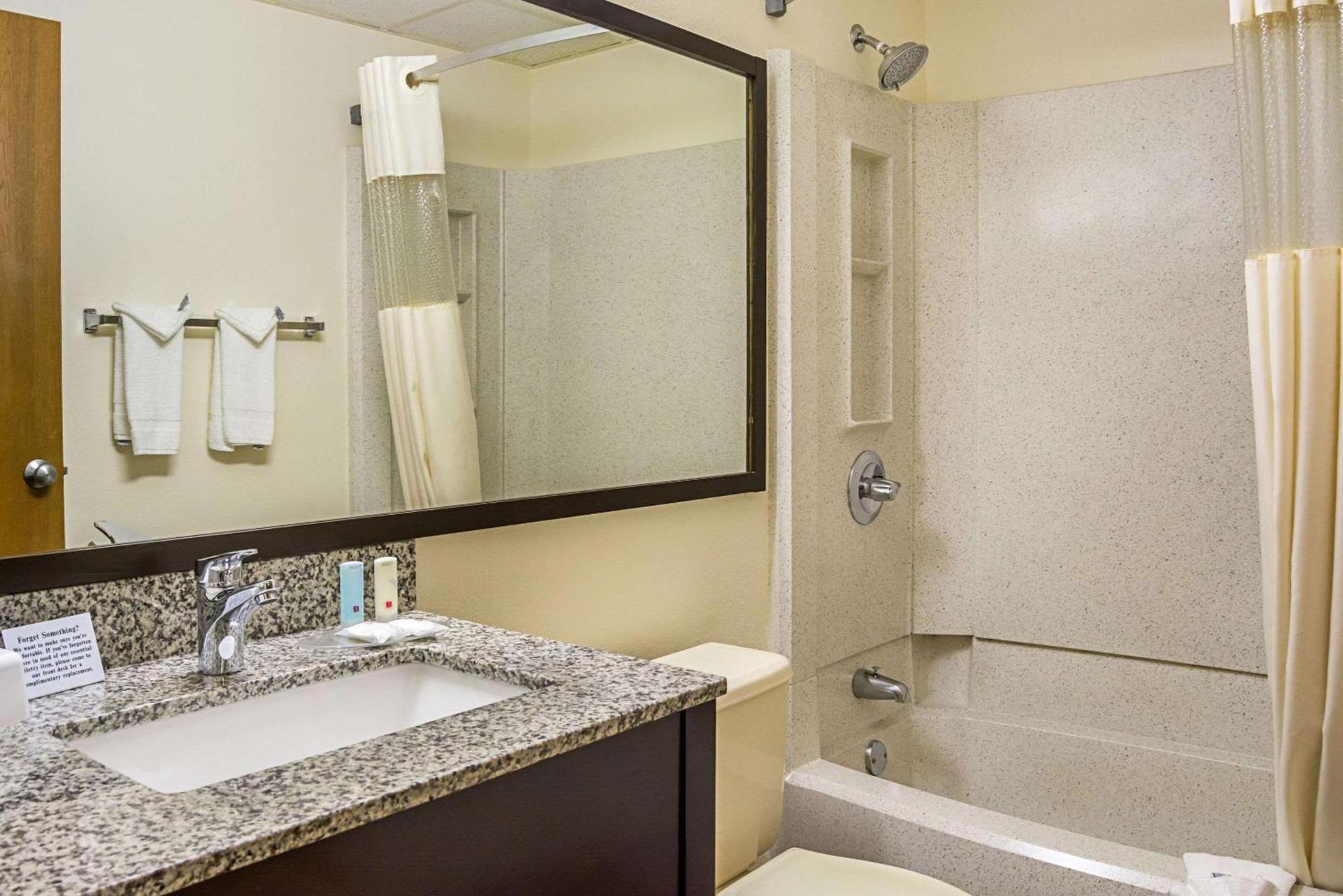 Quality Inn & Suites Clackamas - Portland photo 15