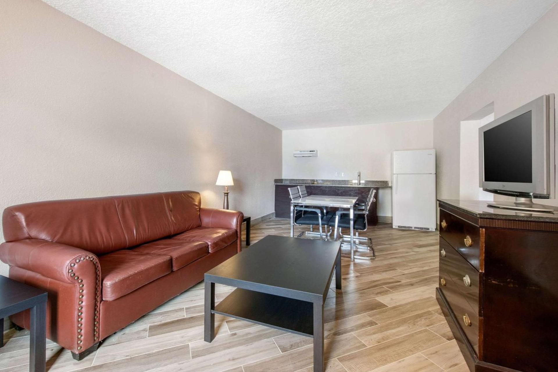 Clarion Inn & Suites Kissimmee-Lake Buena Vista South photo 36