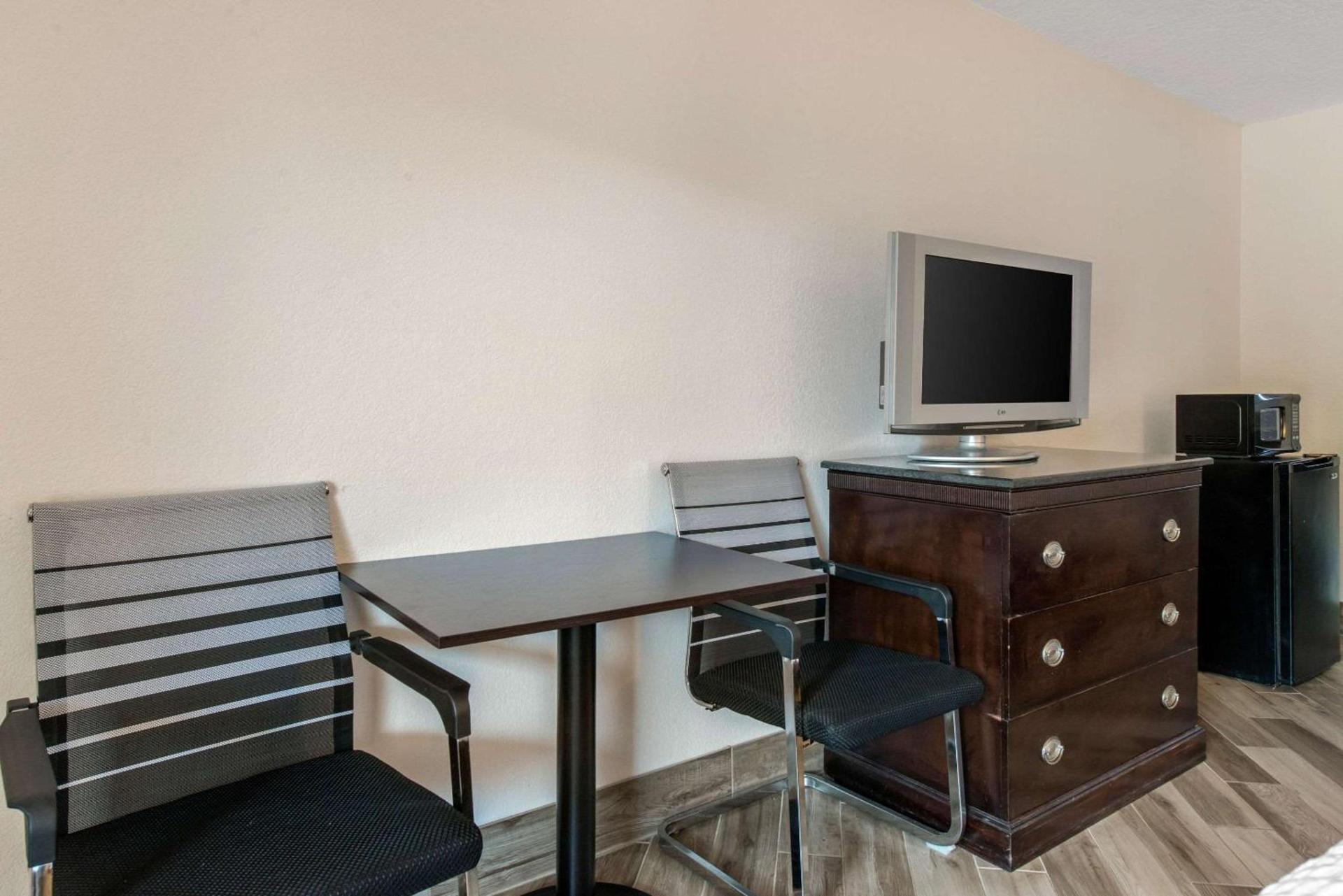 Clarion Inn & Suites Kissimmee-Lake Buena Vista South photo 32