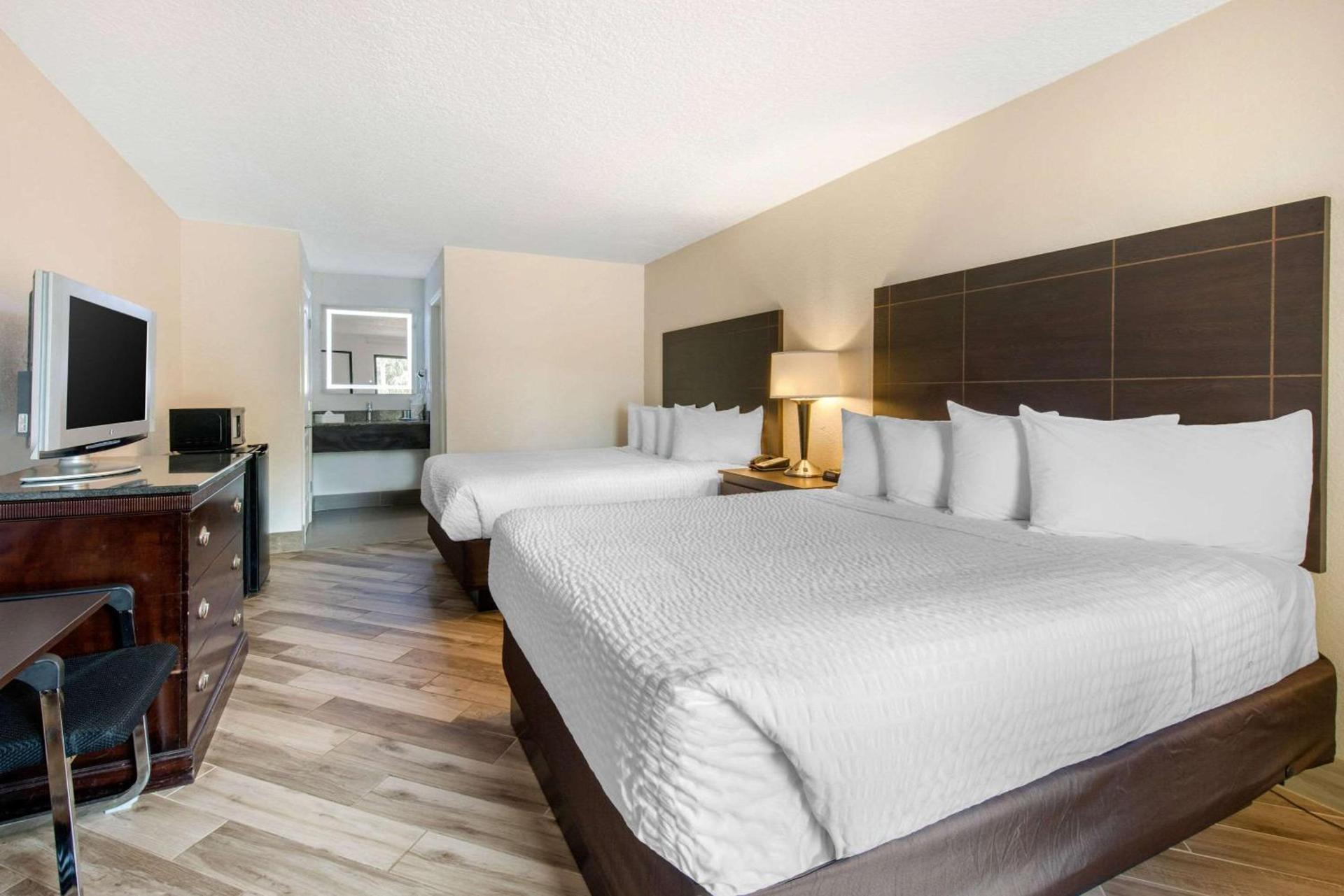 Clarion Inn & Suites Kissimmee-Lake Buena Vista South photo 8