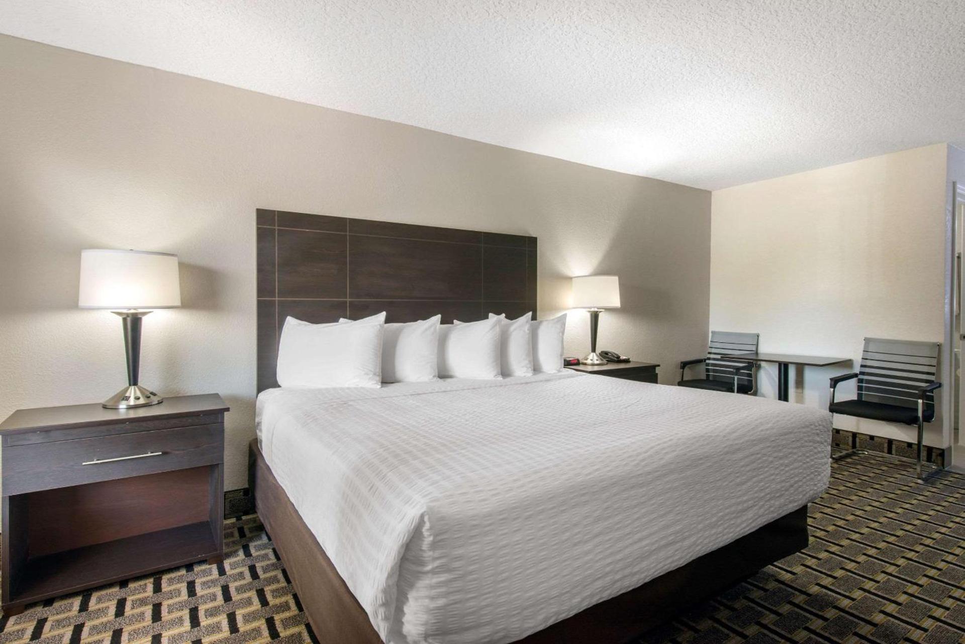 Clarion Inn & Suites Kissimmee-Lake Buena Vista South photo 28
