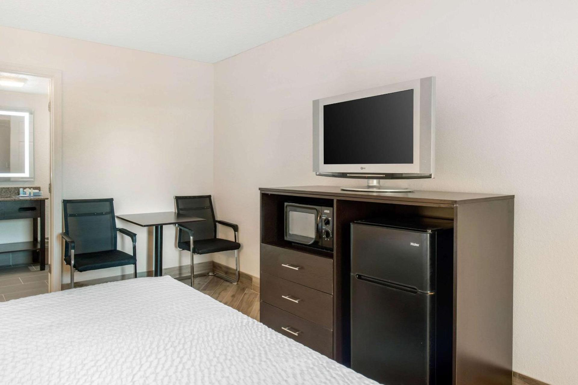 Clarion Inn & Suites Kissimmee-Lake Buena Vista South photo 10