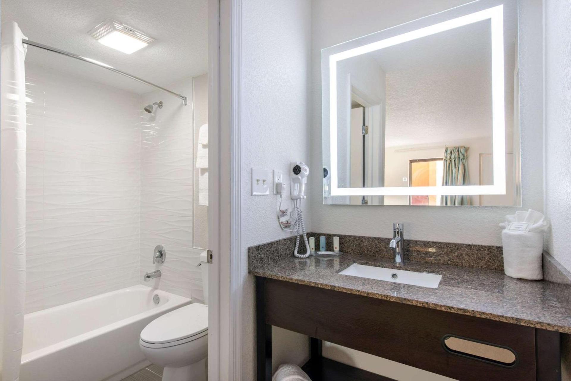 Clarion Inn & Suites Kissimmee-Lake Buena Vista South photo 27