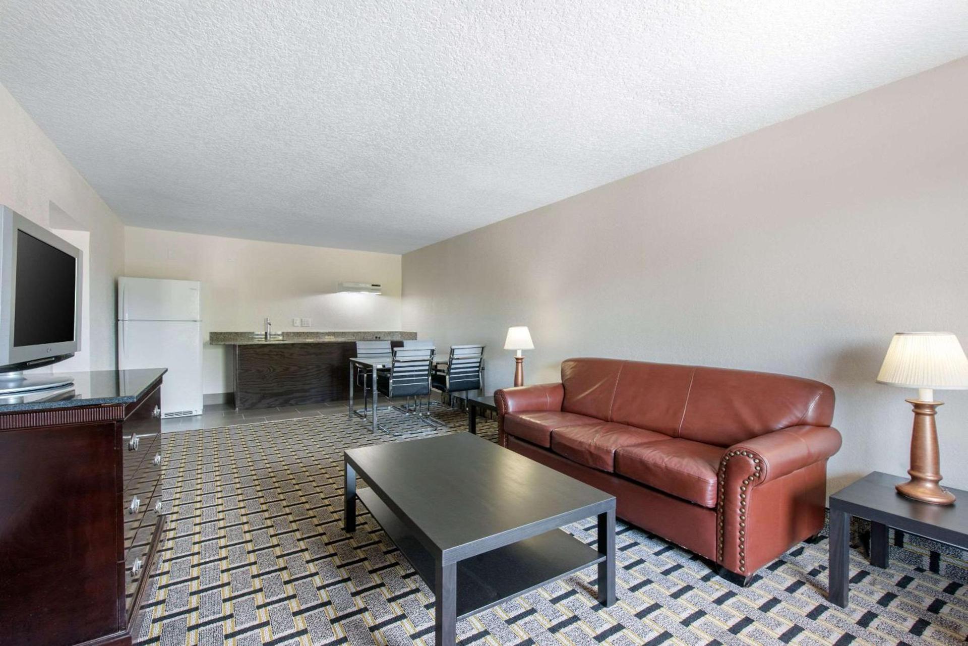 Clarion Inn & Suites Kissimmee-Lake Buena Vista South photo 40
