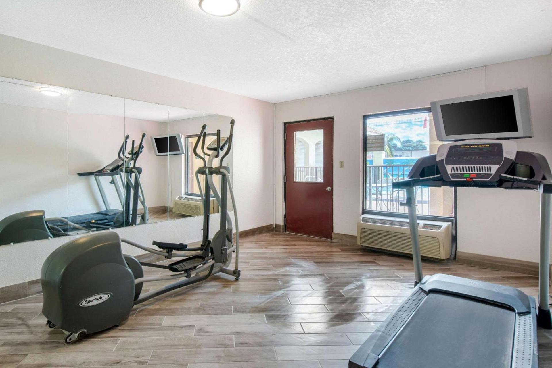 Clarion Inn & Suites Kissimmee-Lake Buena Vista South photo 42