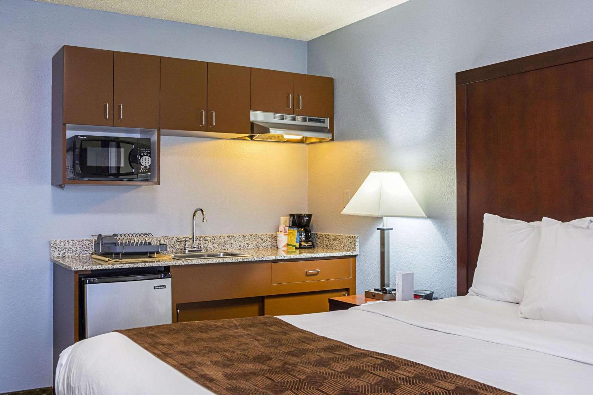 Quality Inn & Suites Clackamas - Portland photo 13