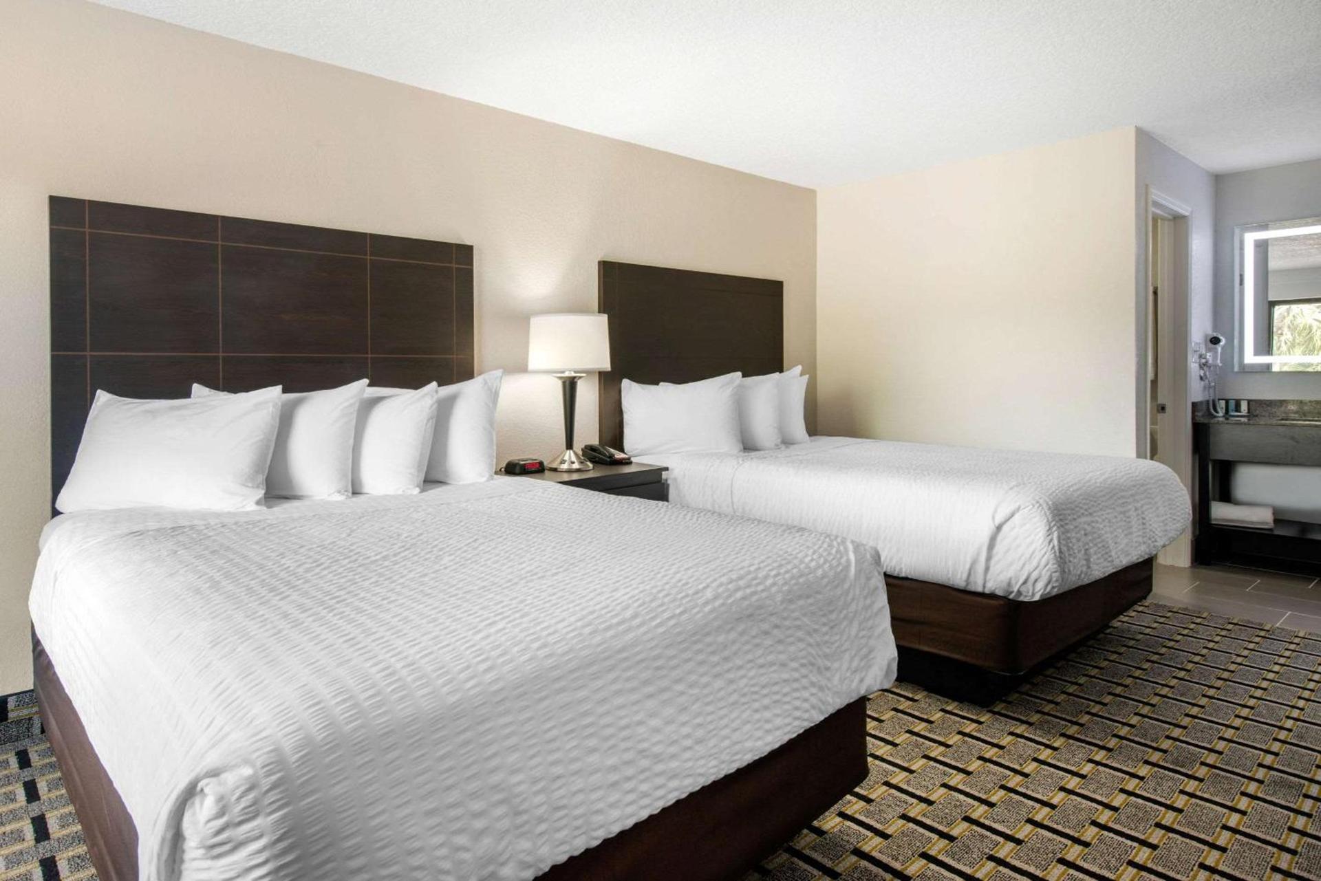 Clarion Inn & Suites Kissimmee-Lake Buena Vista South photo 38