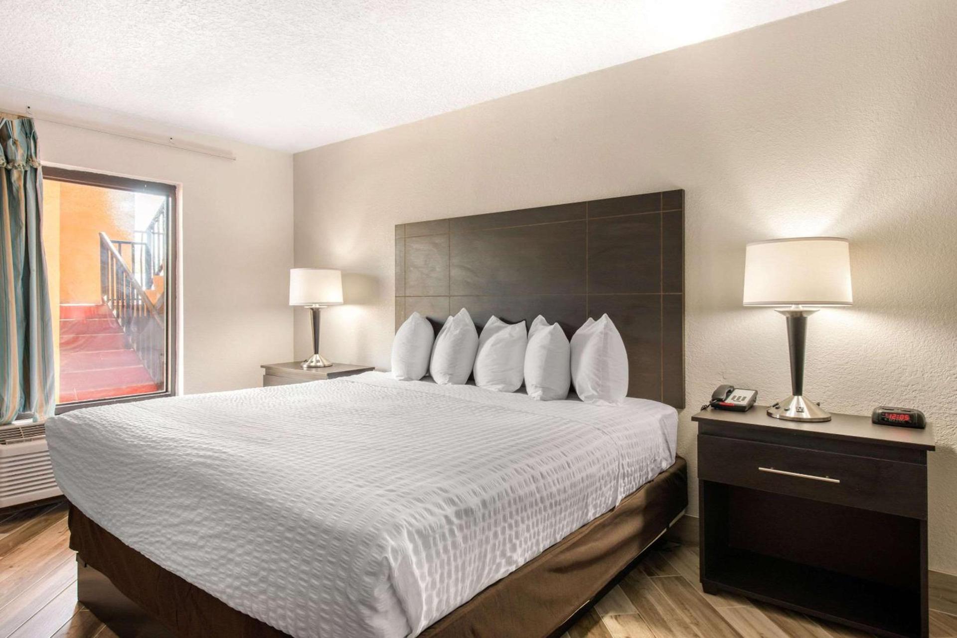 Clarion Inn & Suites Kissimmee-Lake Buena Vista South photo 20