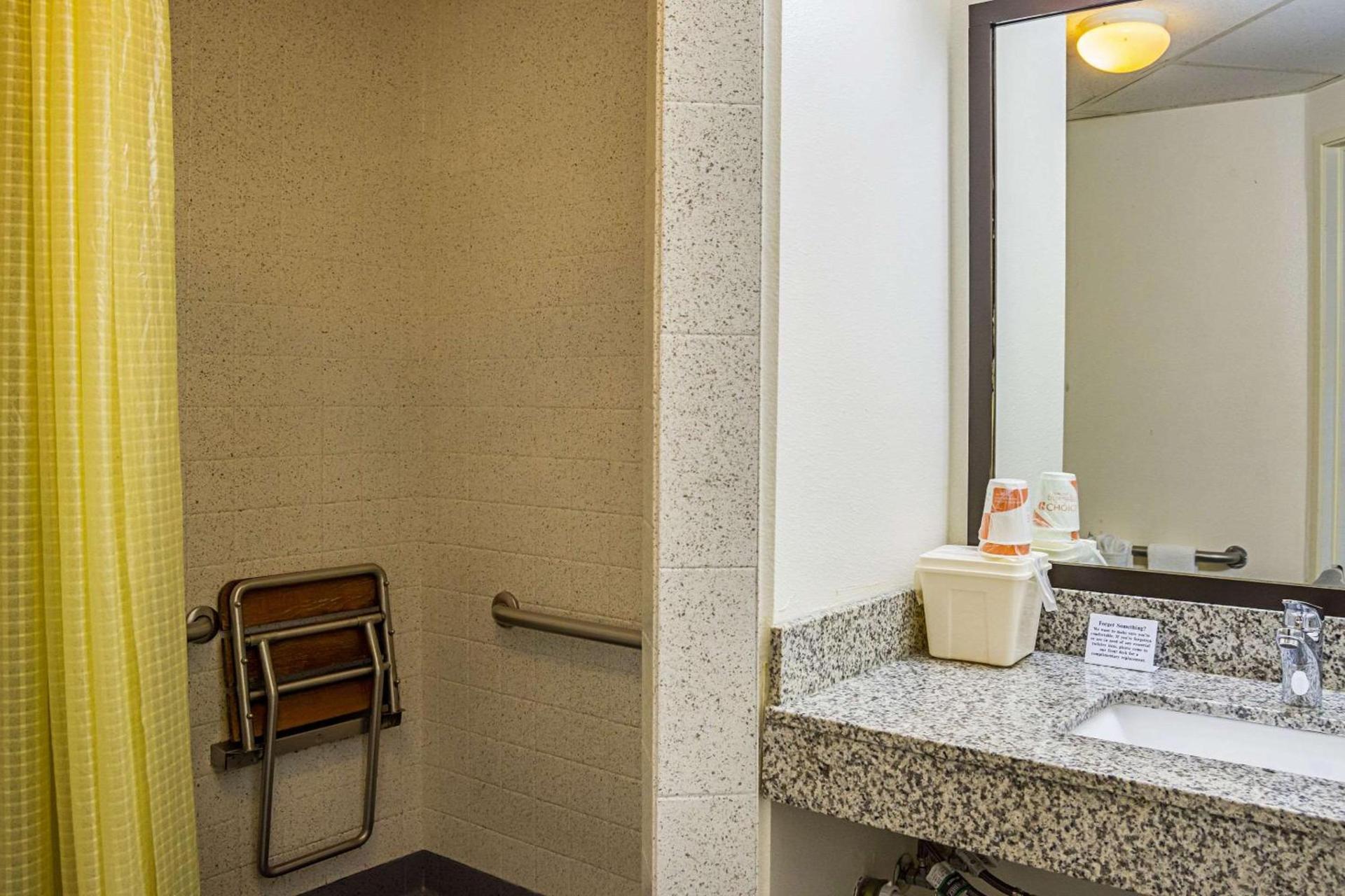 Quality Inn & Suites Clackamas - Portland photo 8