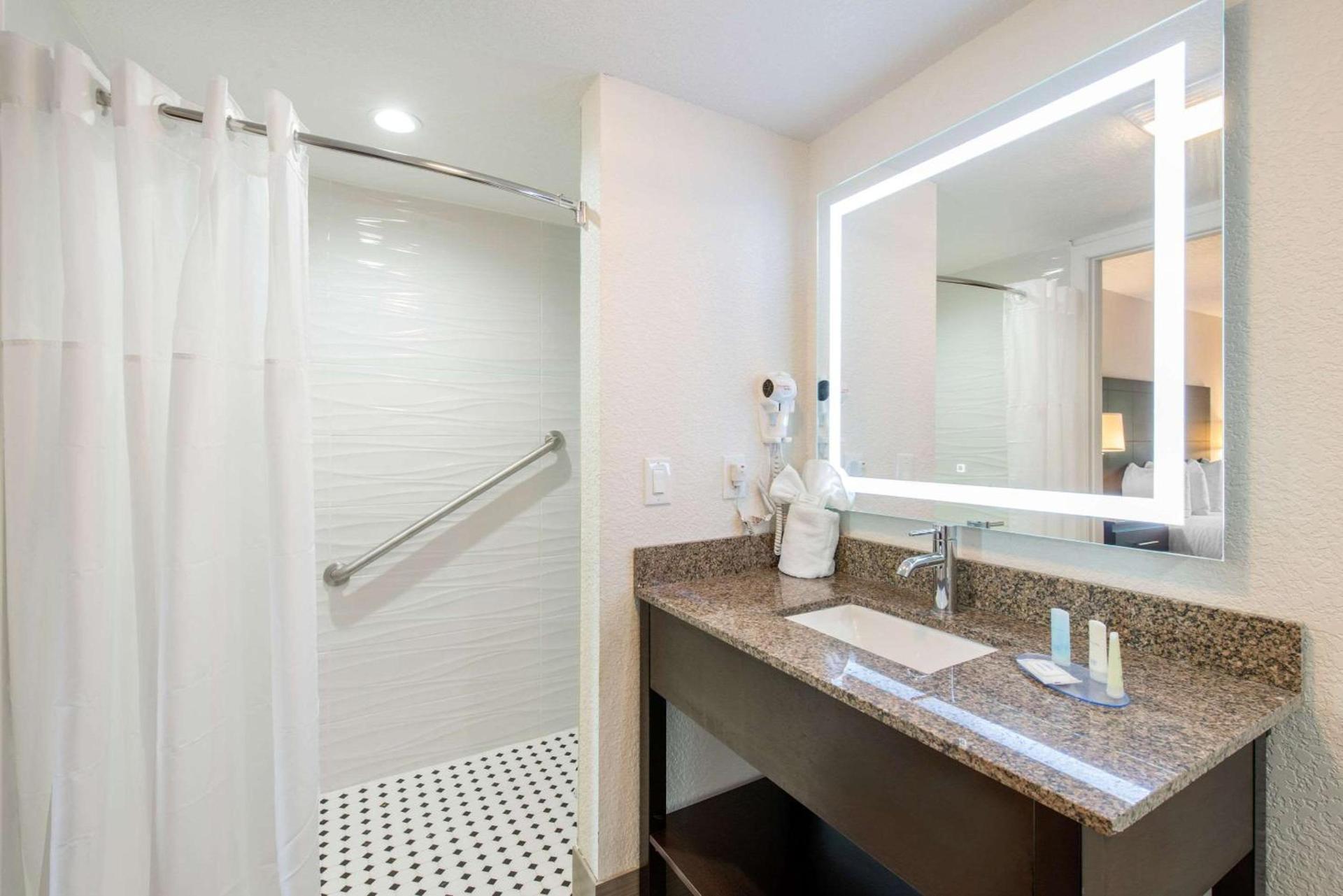 Clarion Inn & Suites Kissimmee-Lake Buena Vista South photo 12