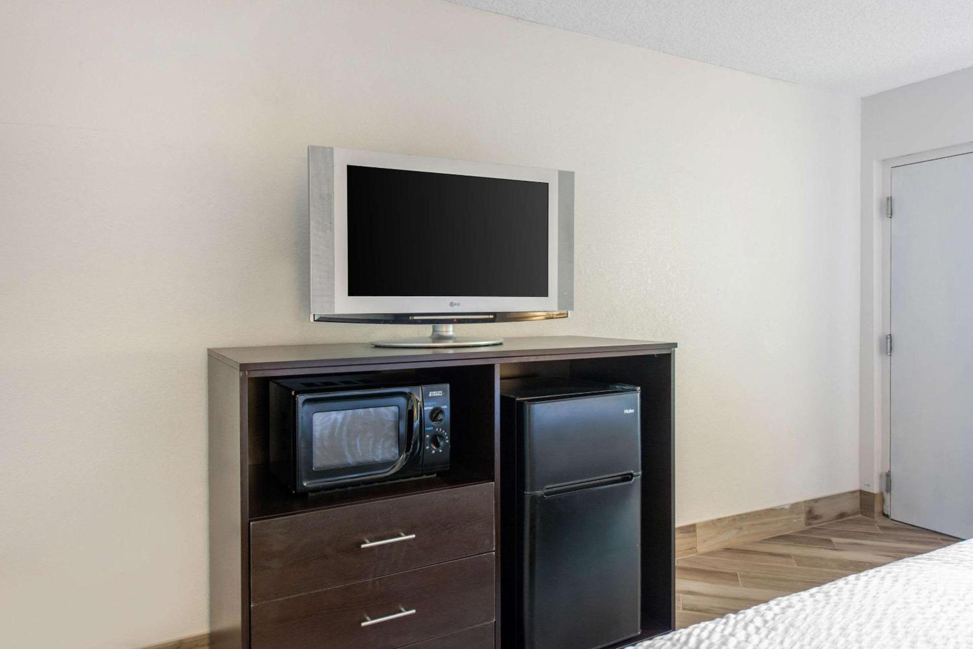 Clarion Inn & Suites Kissimmee-Lake Buena Vista South photo 11