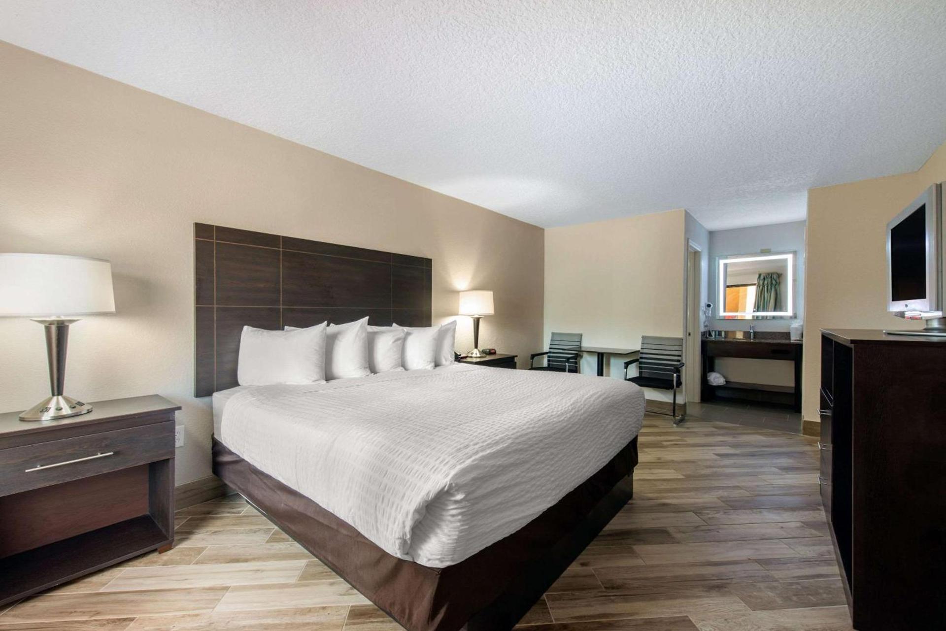Clarion Inn & Suites Kissimmee-Lake Buena Vista South photo 18
