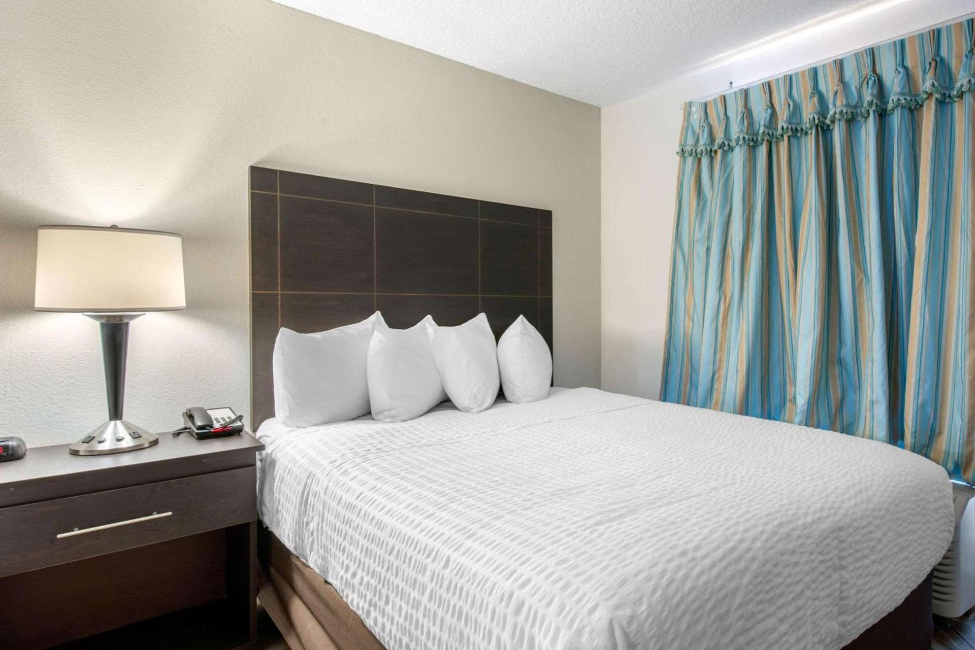Clarion Inn & Suites Kissimmee-Lake Buena Vista South photo 15