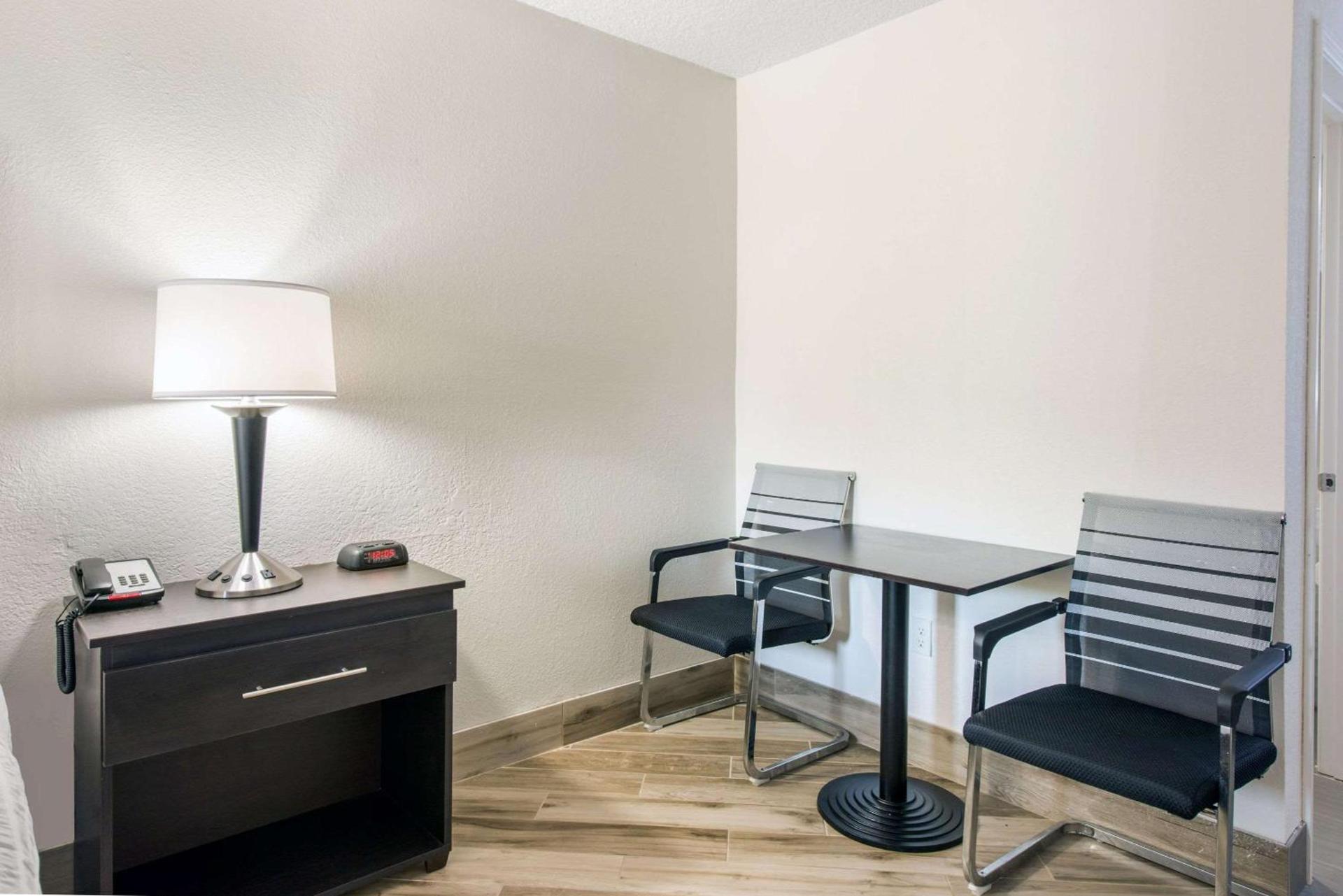 Clarion Inn & Suites Kissimmee-Lake Buena Vista South photo 26