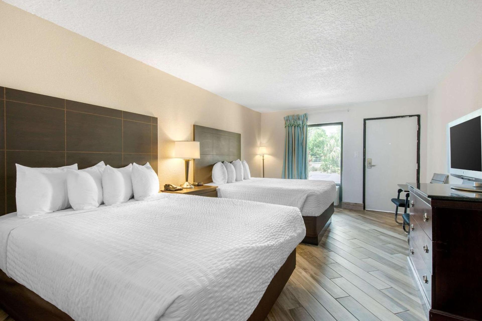 Clarion Inn & Suites Kissimmee-Lake Buena Vista South photo 9
