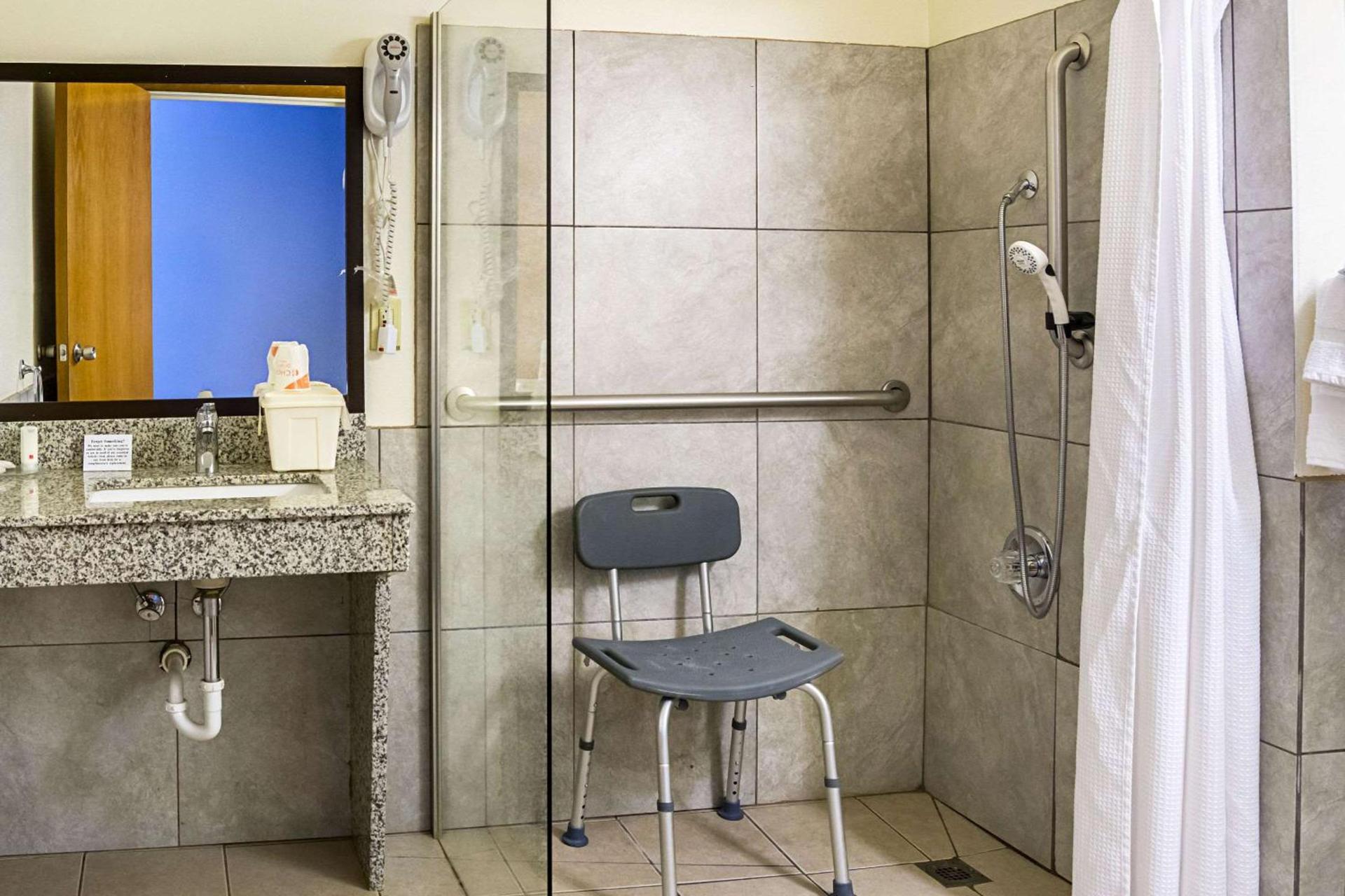 Quality Inn & Suites Clackamas - Portland photo 10