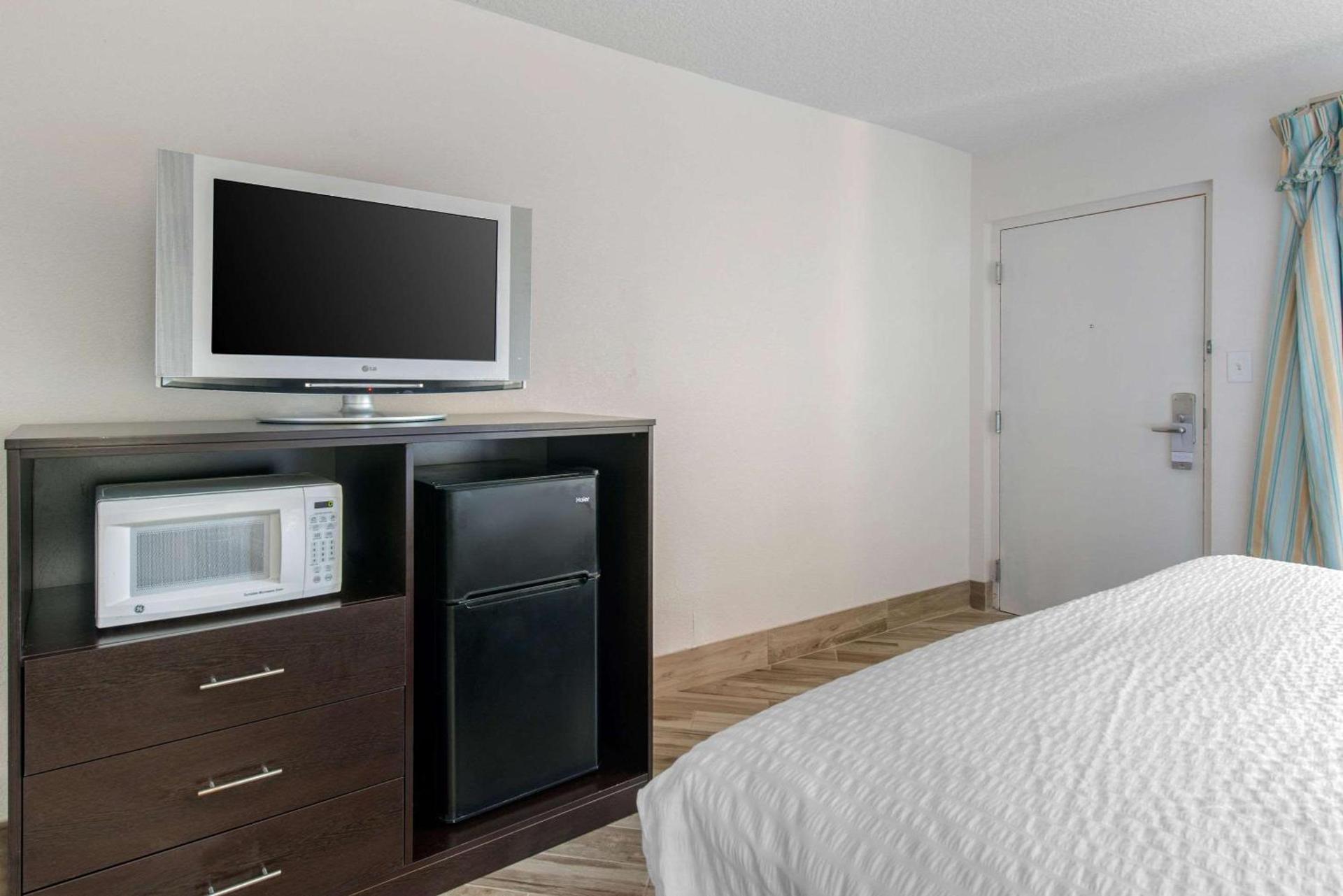 Clarion Inn & Suites Kissimmee-Lake Buena Vista South photo 19