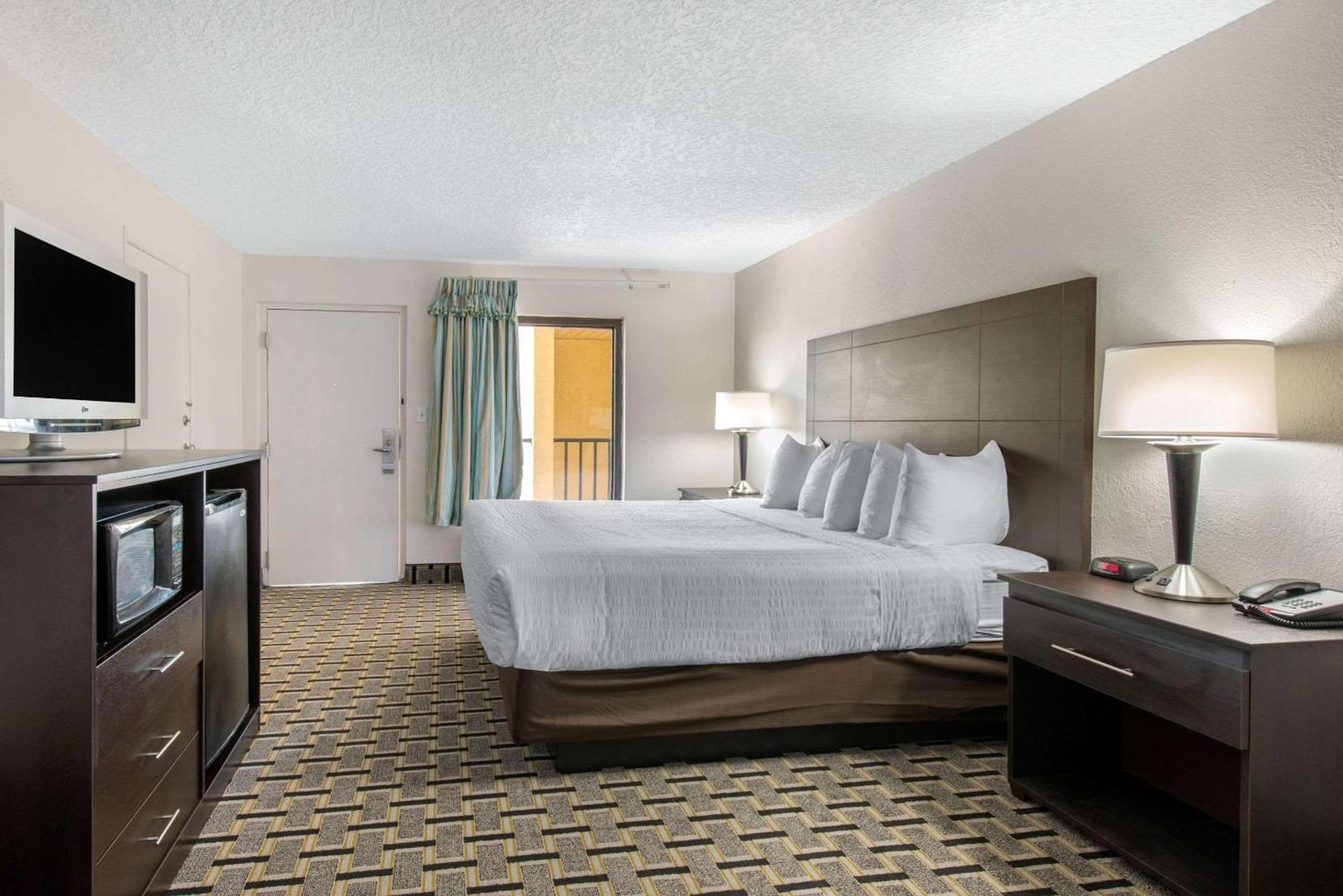 Clarion Inn & Suites Kissimmee-Lake Buena Vista South photo 29