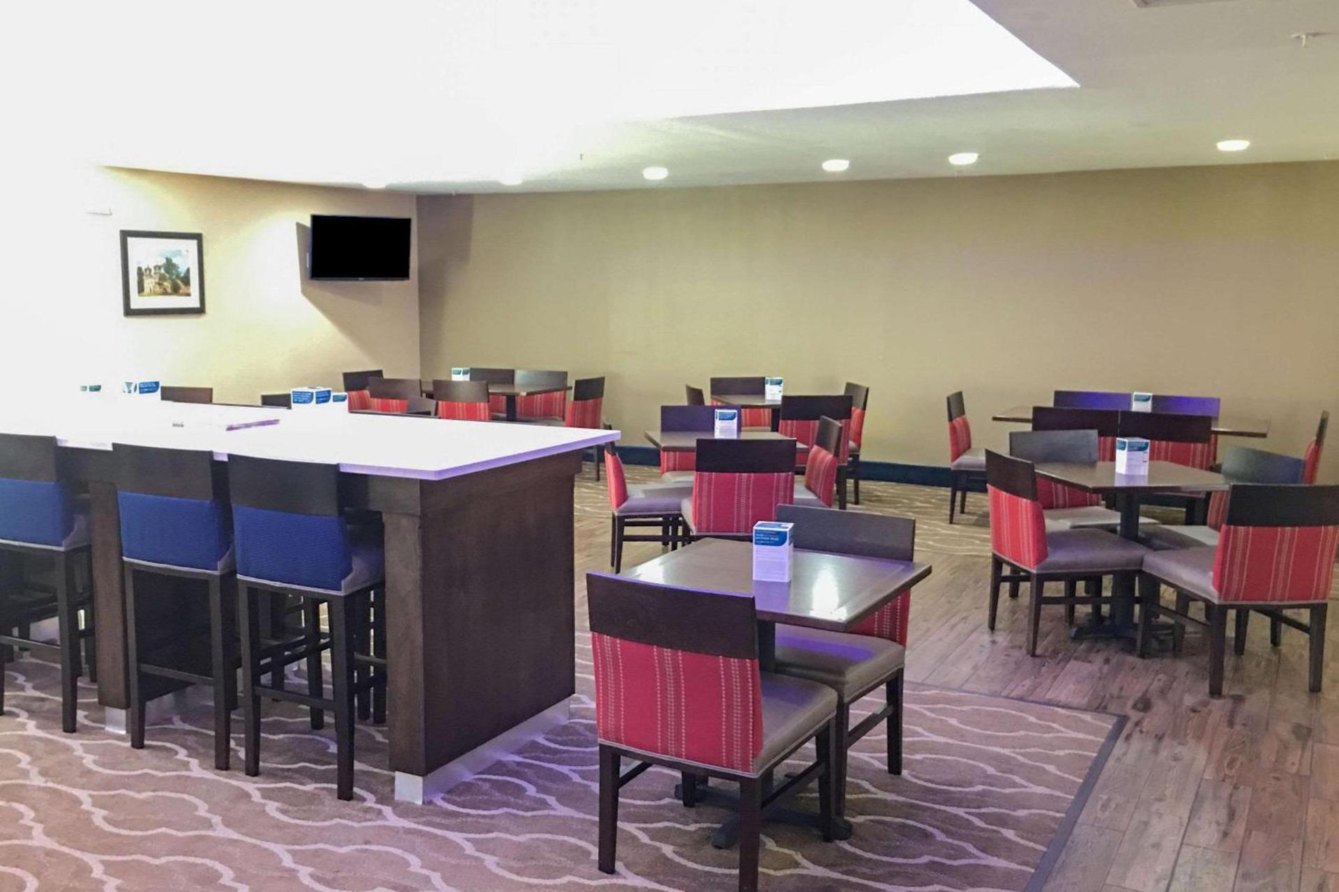 Comfort Inn & Suites Near Six Flags & Medical Center photo 40