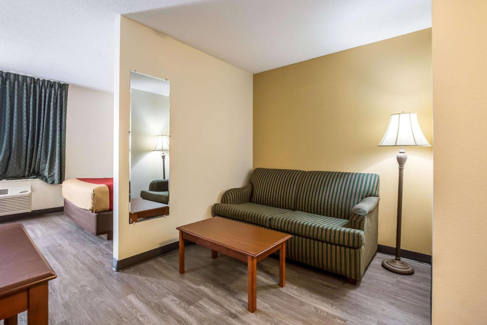 Econo Lodge Inn & Suites Fairview Heights St Louis photo 18
